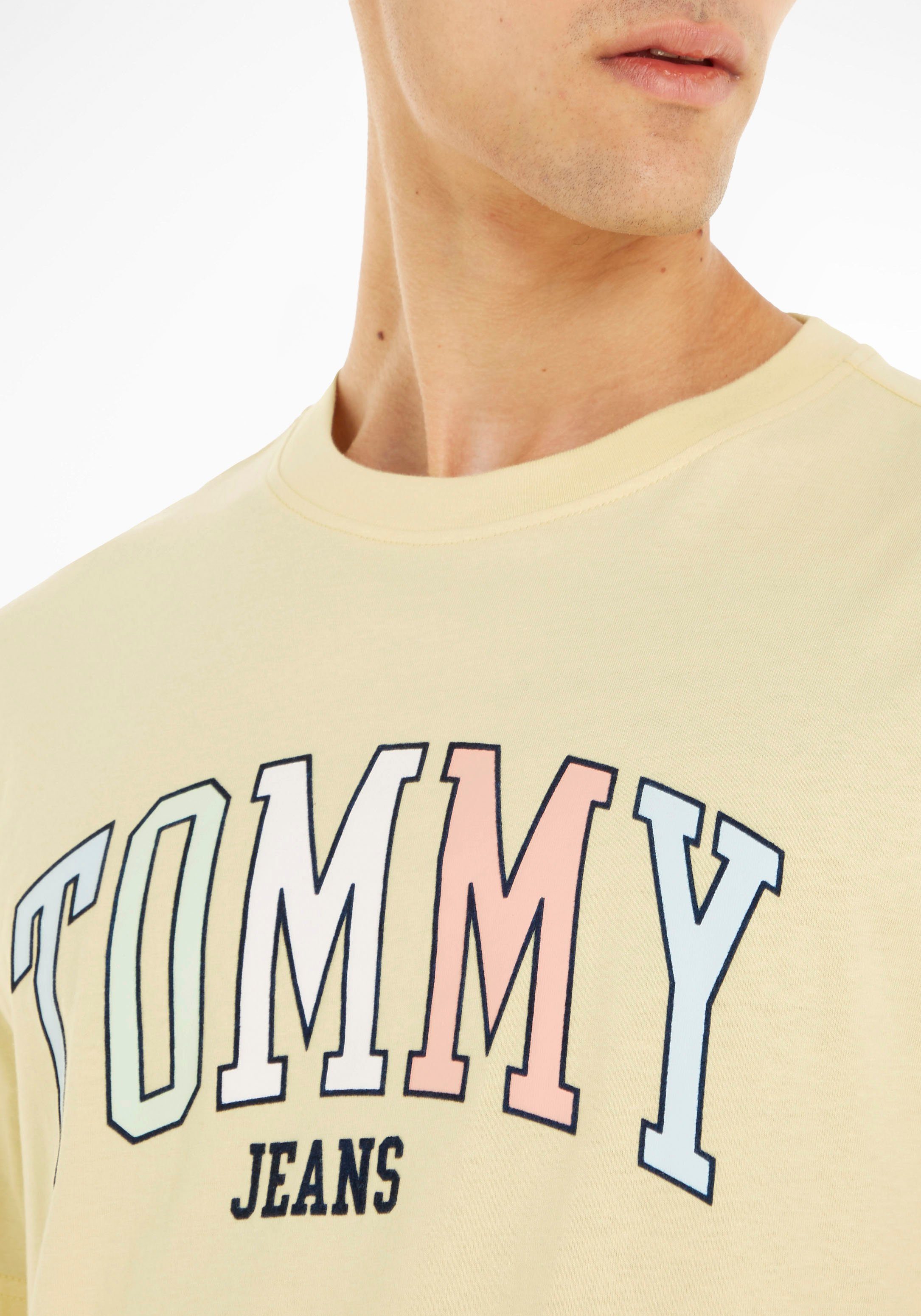 TJM COLLEGE LemonZest Tommy großem Jeans mit POP T-Shirt CLSC TOMMY Logo-Frontmotiv TEE