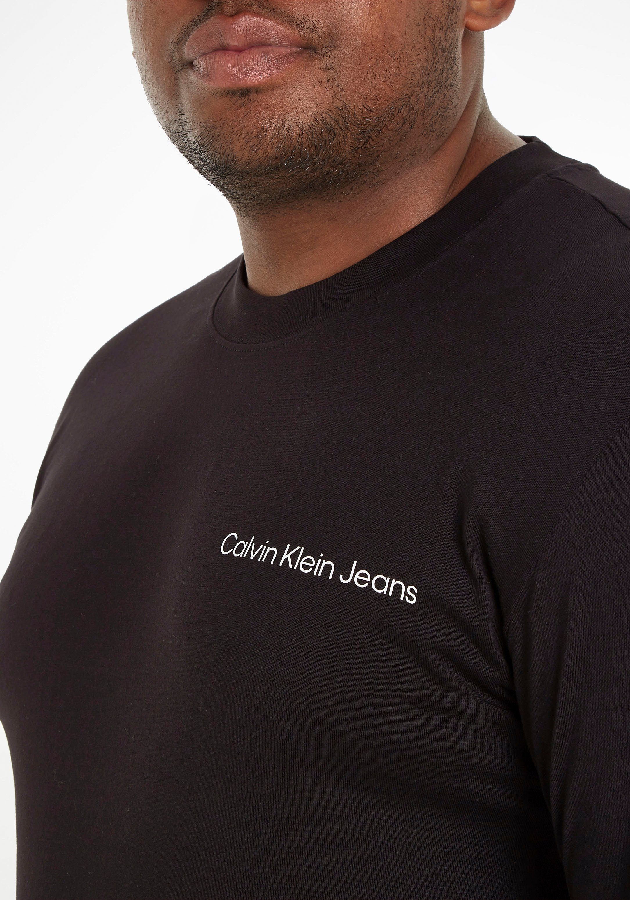 Calvin LOGO LS Klein hohem Jeans mit BACK INSTITUTIONAL Runhalsausschnitt Langarmshirt TEE