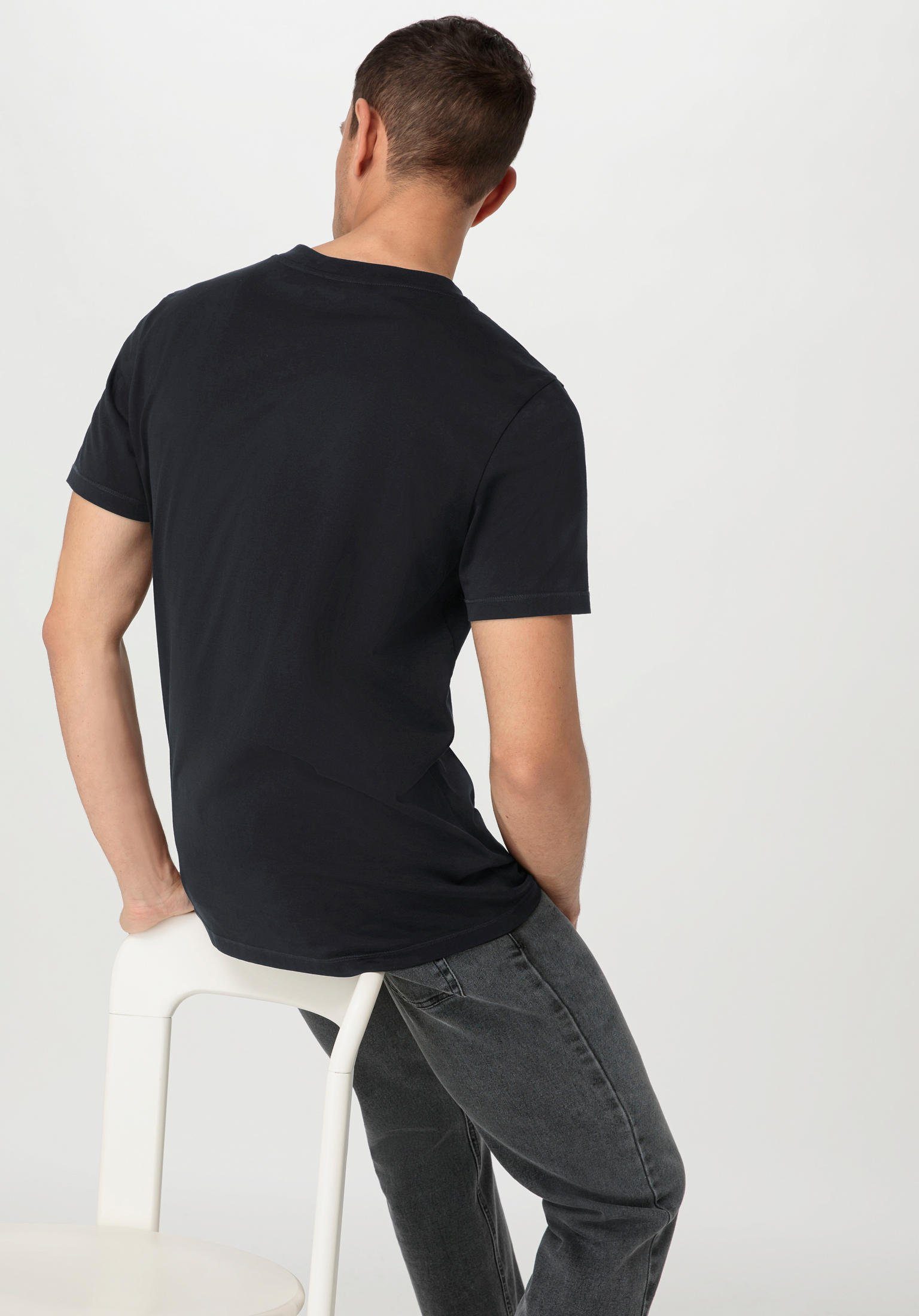 reiner schwarz T-Shirt aus Hessnatur Regular Bio-Baumwolle