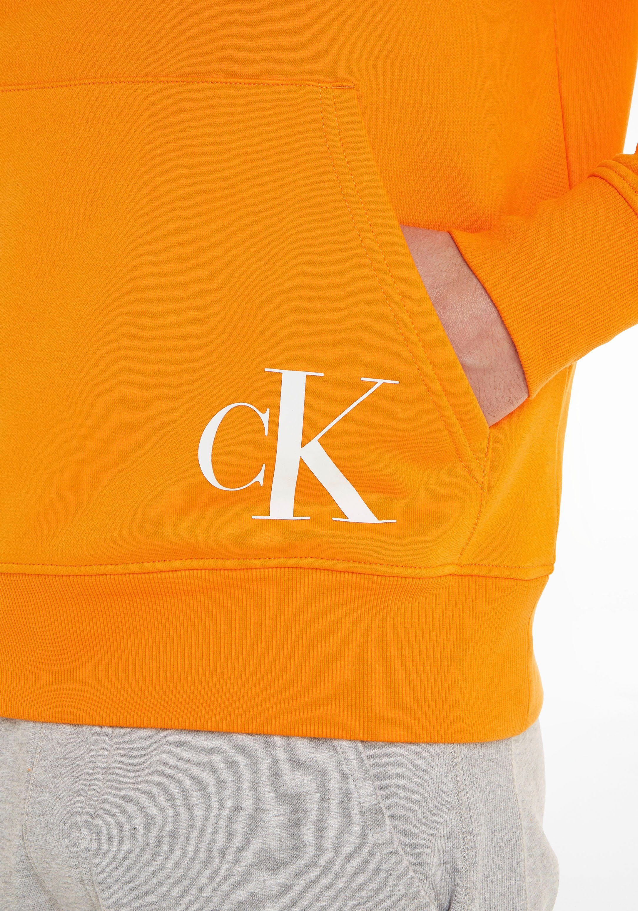 Calvin Klein Logodruck Orange Vibrant Klein Kapuzensweatshirt mit Jeans Calvin