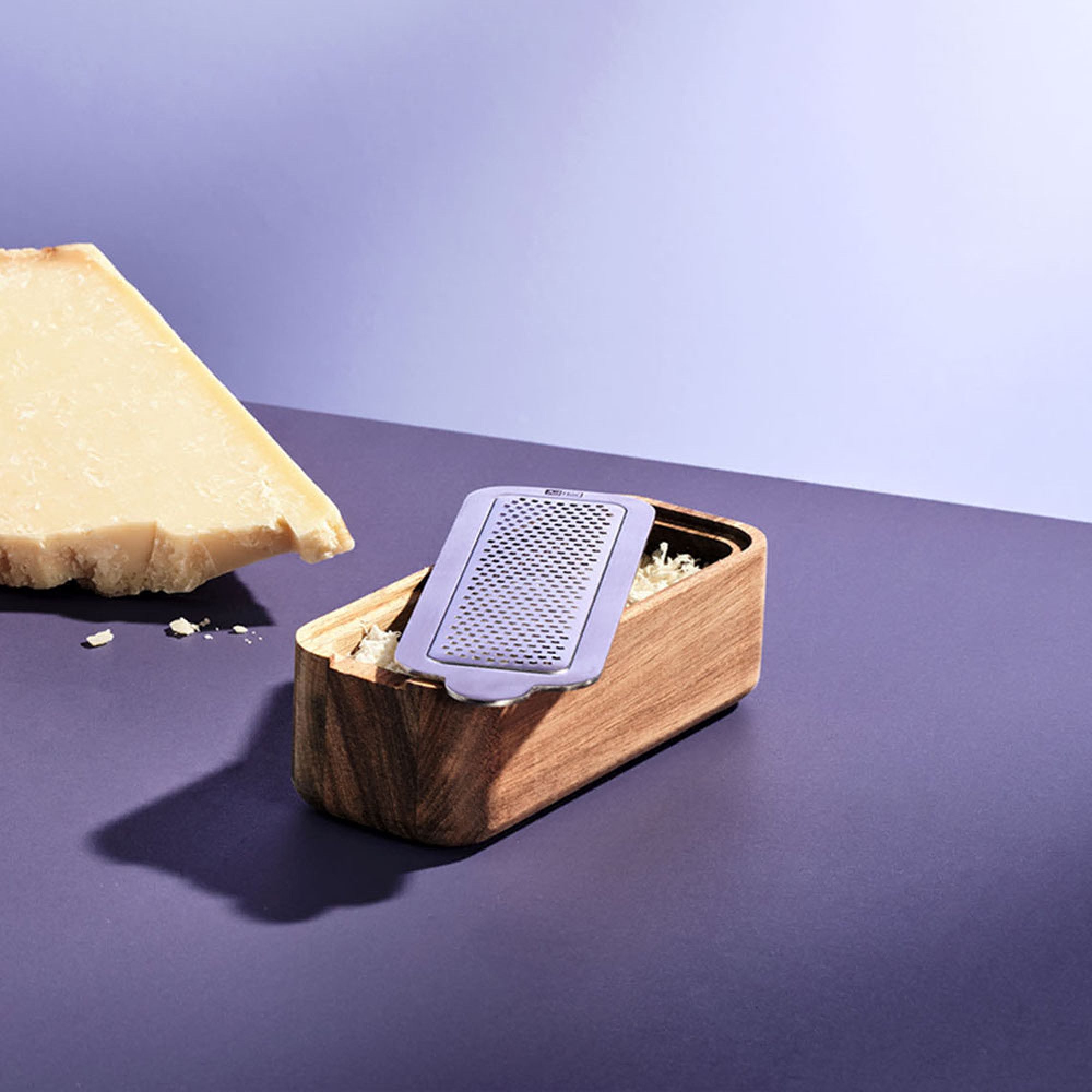 AdHoc Käsereibe Tisch-Feinreibe CutnServe, Akazienholz, Edelstahl, (1-St), für Gewürze, Hartkäse, Nüsse, Schokolade und vieles mehr