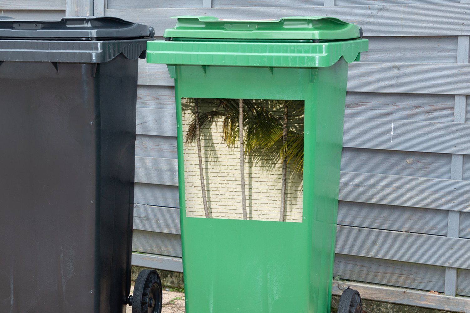 Palmenreihe St), Sticker, (1 MuchoWow einer Mülltonne, Mauer Die Container, vor Wandsticker Mülleimer-aufkleber, Abfalbehälter