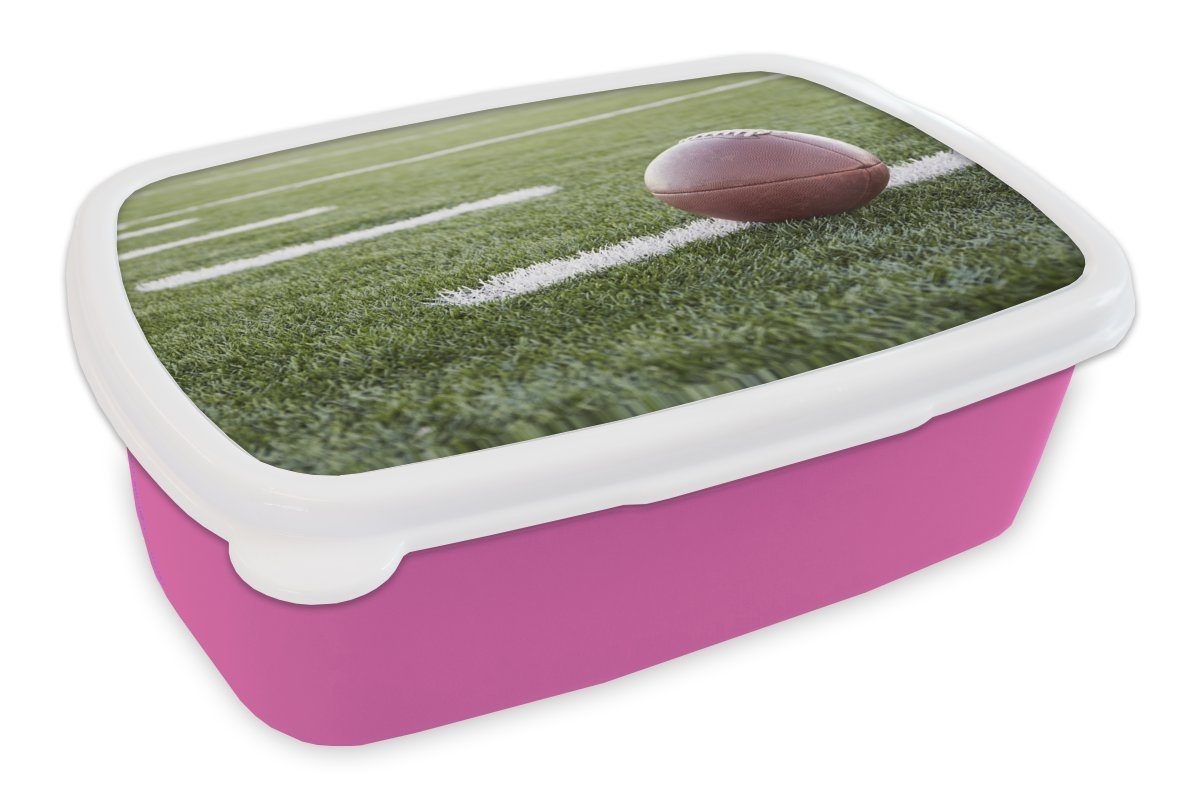 MuchoWow Lunchbox Nahaufnahme eines American Football auf einem schönen Feld, Kunststoff, (2-tlg), Brotbox für Erwachsene, Brotdose Kinder, Snackbox, Mädchen, Kunststoff rosa