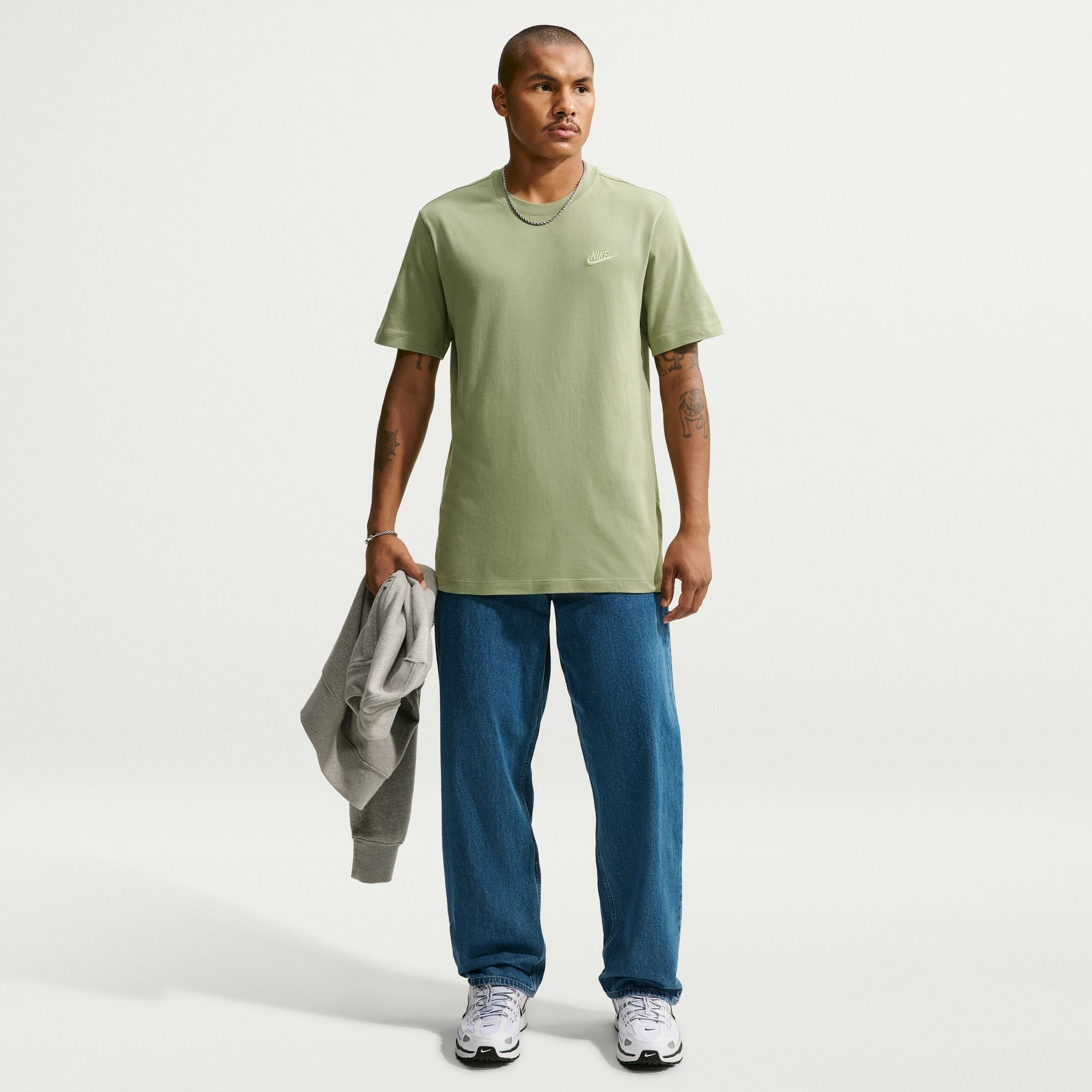 Nike Sportswear T-Shirt M NSW CLUB TEE Regular Fit, Kurzarm, sportlich, mit Logostickerei auf der Brust