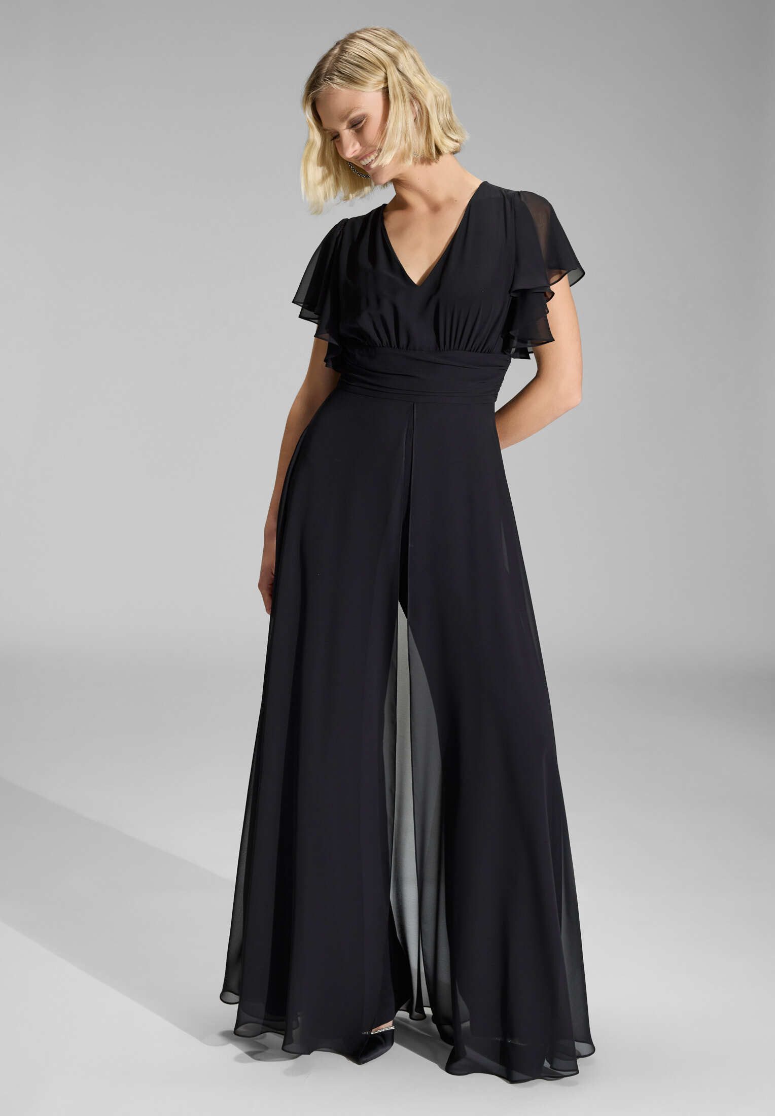 SWING Jumpsuit Chiffon Jumpsuit mit Überrock und Volantärmeln Oberteil in figurbetonter Passform