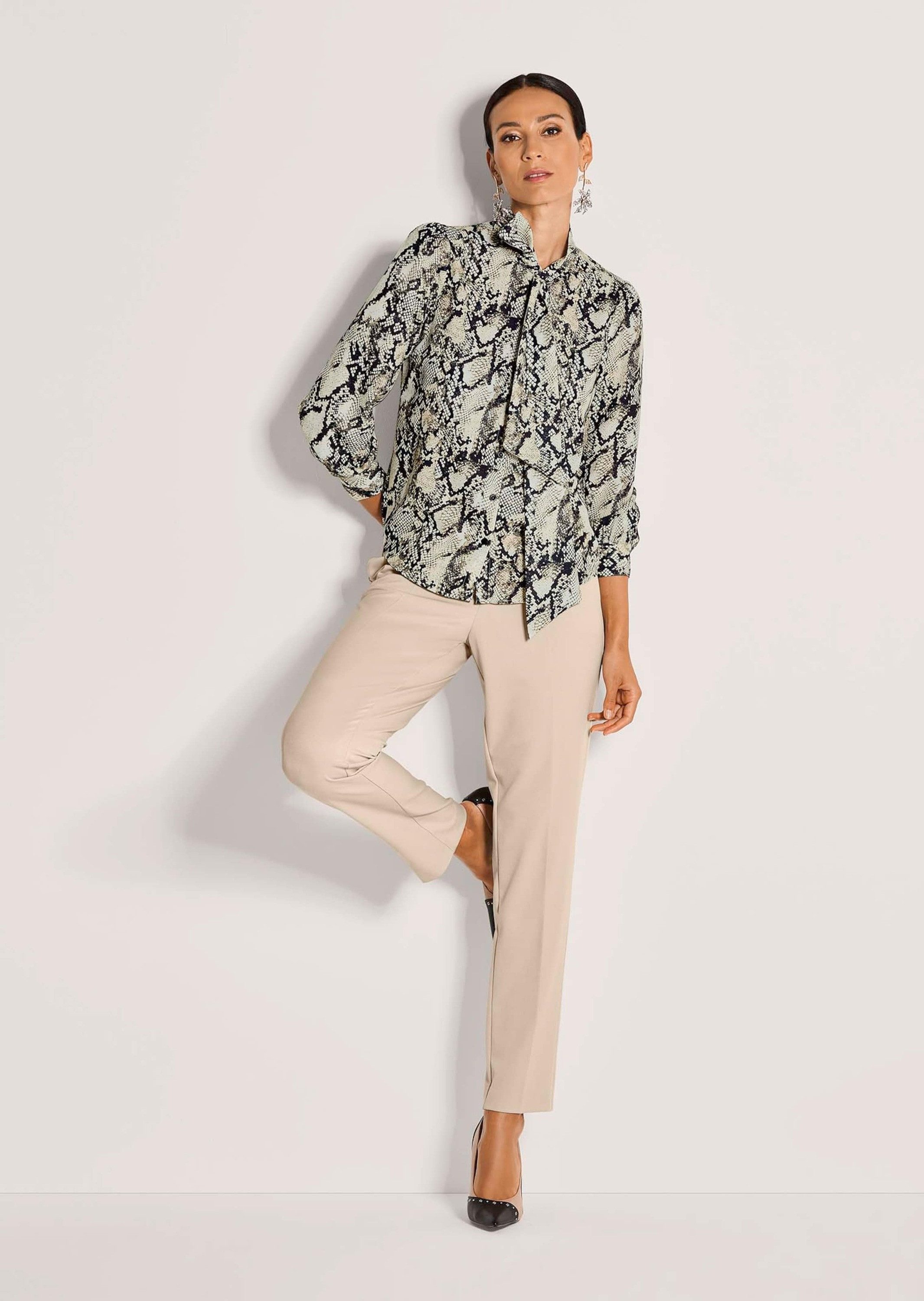 MADELEINE Langarmbluse Elegante Bluse mit Animal-Print Fließende Silhouette mit Stehkragen und langen Ärmeln