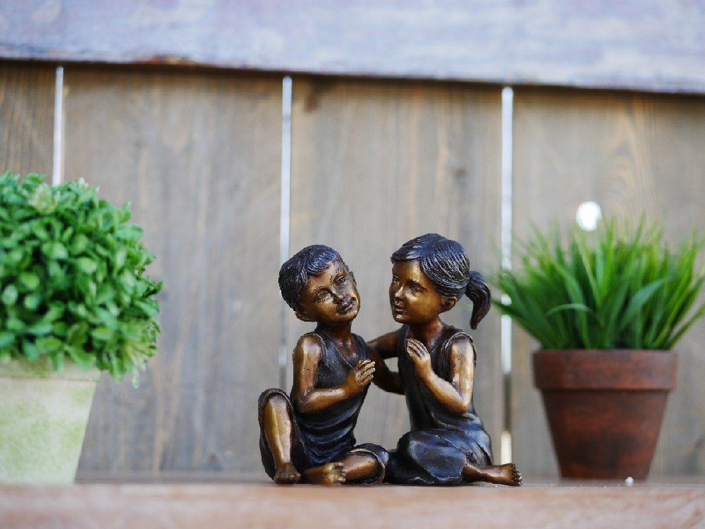 Bronzeskulpturen Skulptur Bronzefigur zwei spielende Kinder