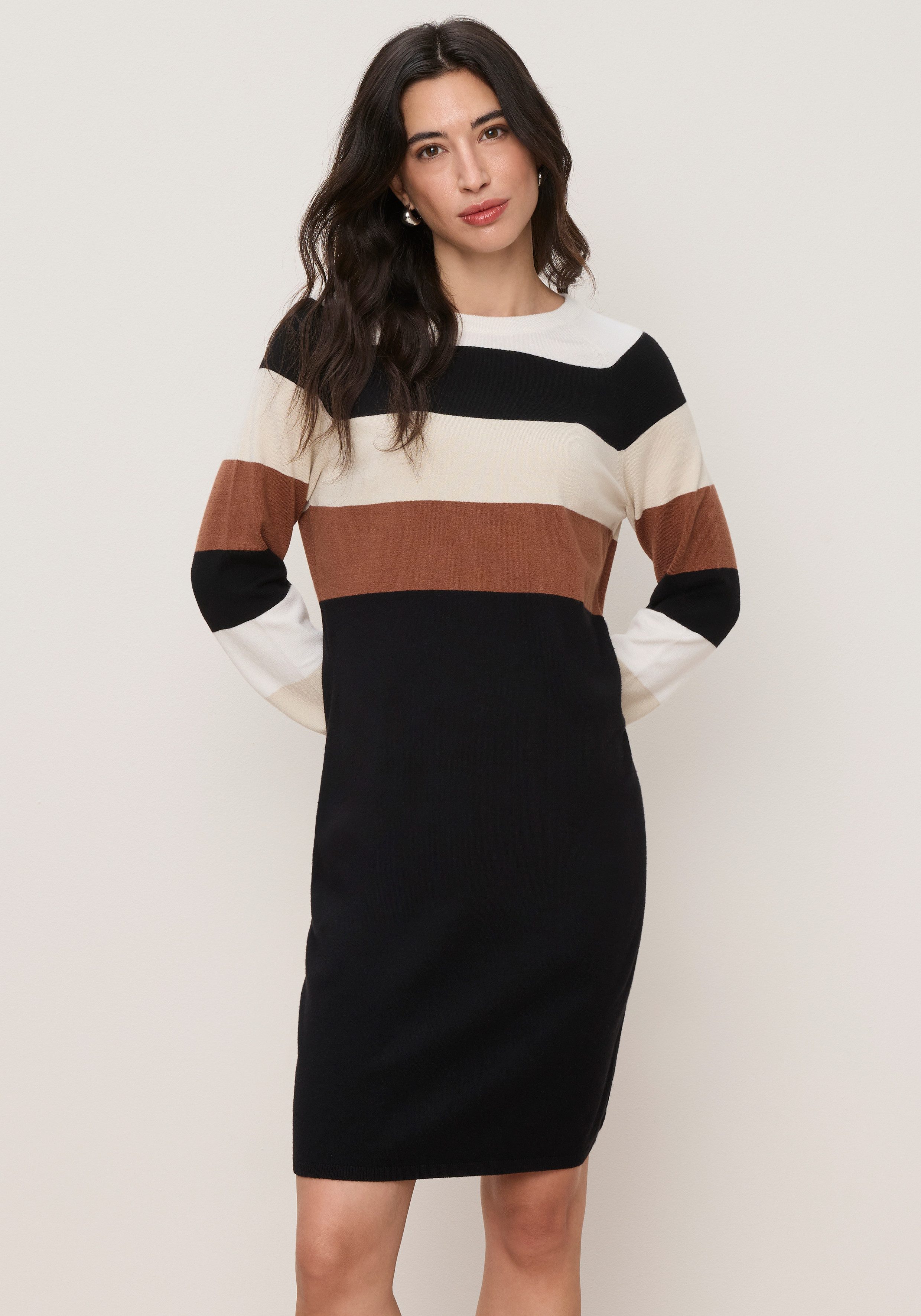 Tamaris Strickkleid aus angenehmer Viskosemischung mit modernen Streifen, ideal für die Übergangszeit. € 49,99, (€ 49,99 pro 1 Stk).