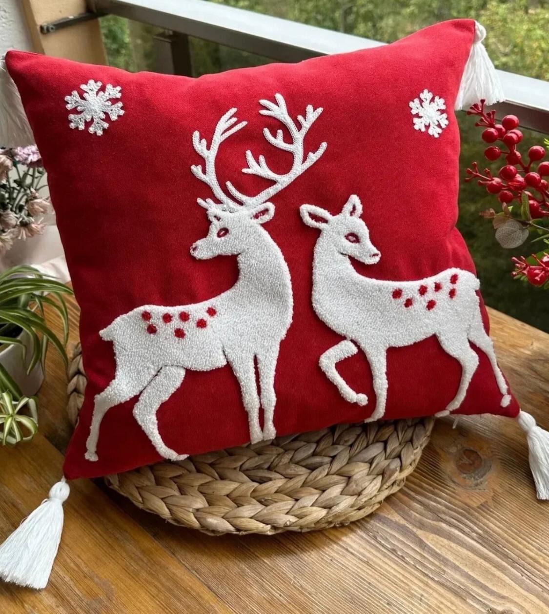inovesis Kissenbezüge Weihnachtliche Kissenbezüge aus Leinen. 4er / 8er / 12er / 16er Set, (4 Stück), Kissenbezüge mit Punch-Stickerei, Quasten, Druck