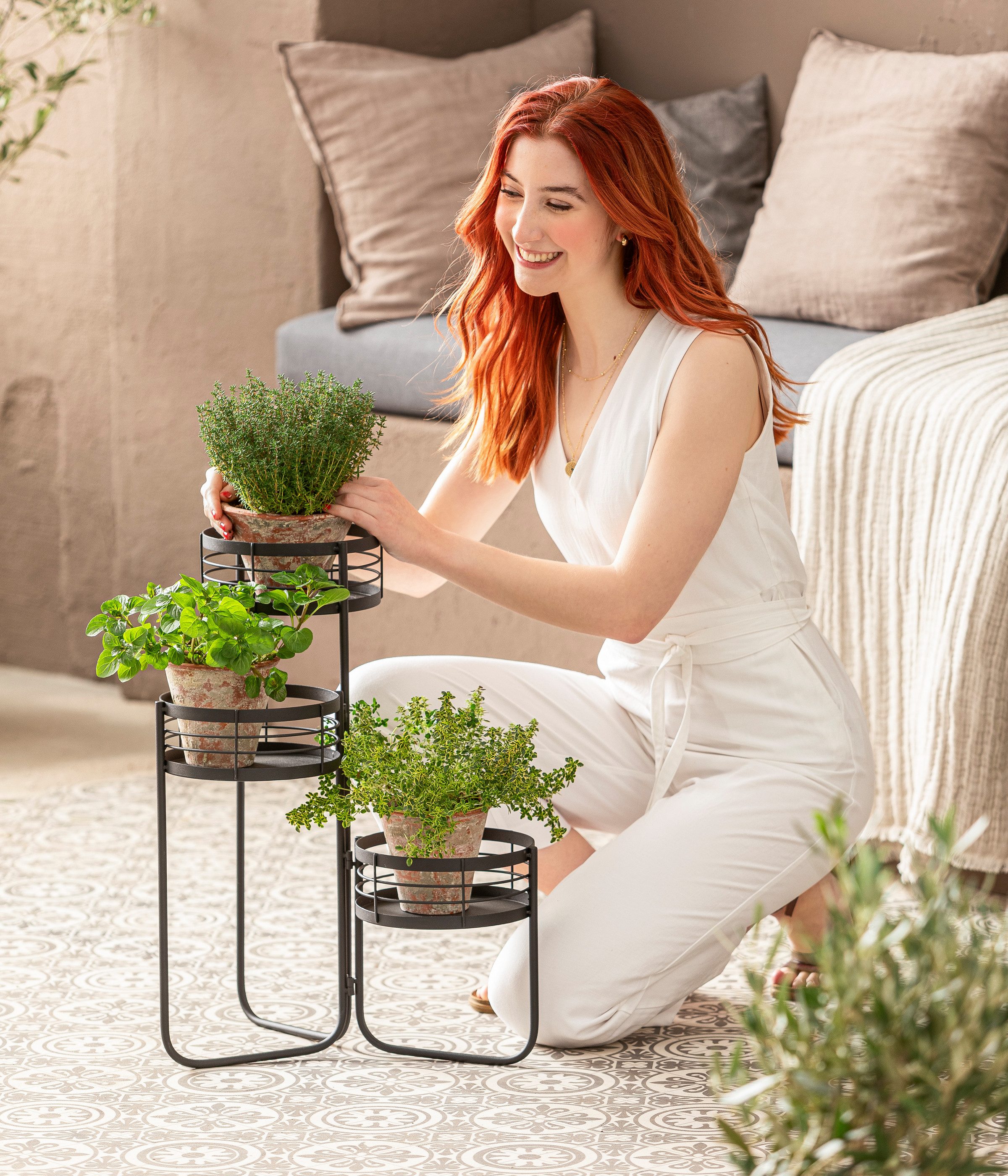 Dehner Blumenständer frostbeständig, Eisen/Blech, ca 48 x 58 x 48cm, schwarz, Blumenregal frostbeständig, Pflanzentreppe Indoor / Outdoor