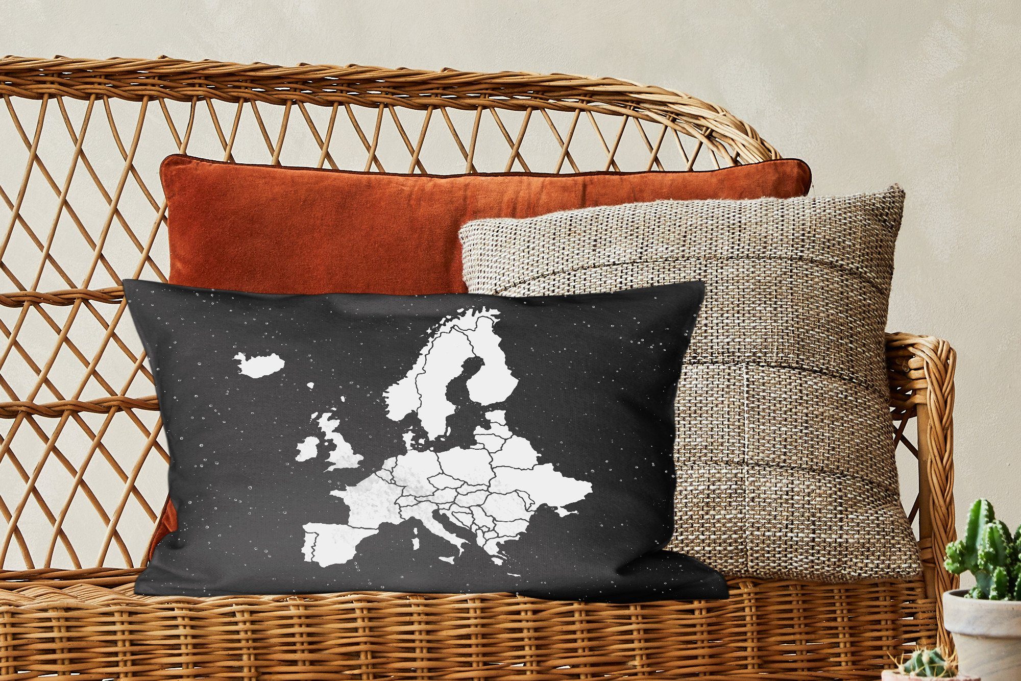 MuchoWow Dekokissen Europakarte auf Sternenhintergrund - Zierkissen, Aquarell Dekoration, mit Wohzimmer Dekokissen Füllung, in schwarz-weiß, Schlafzimmer