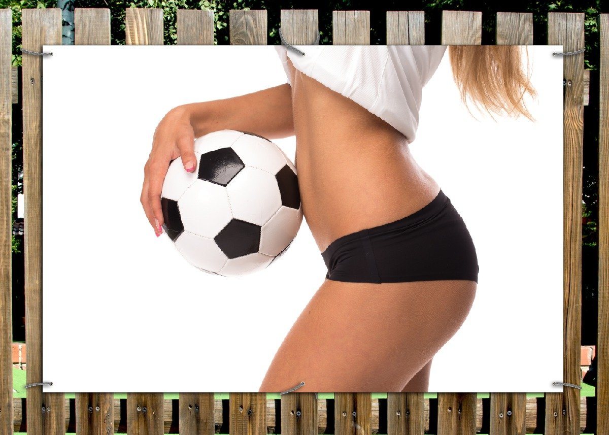 Thumbnail - Wallario Sichtschutzzaunmatten Fußball - sexy Frau mit einem Fußball