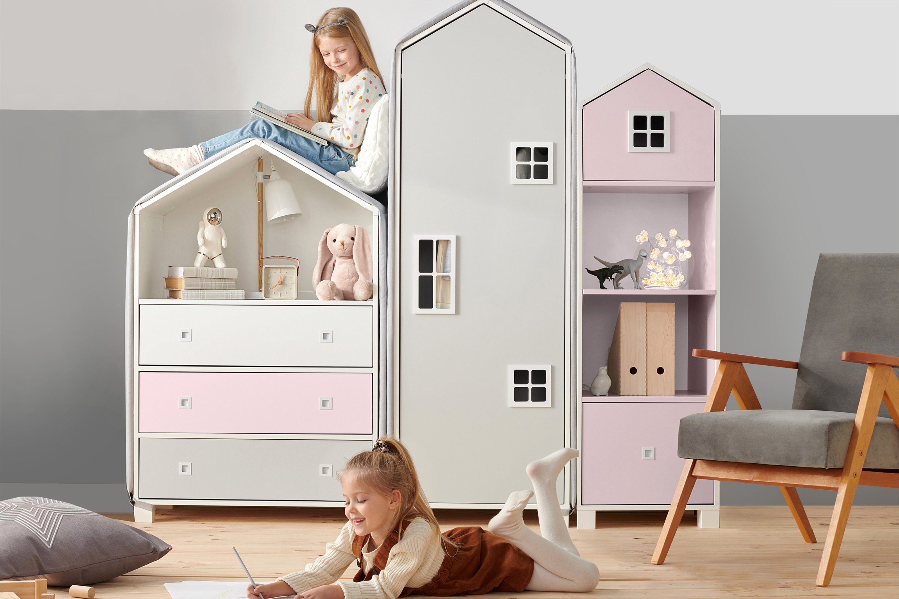 Konsimo Babyzimmer-Komplettset MIRUM Kindermöbel-Set Kinderkomplettzimmer, Kommode, 2x Bücherregal Hausform Möbel weiß / rosa / grau