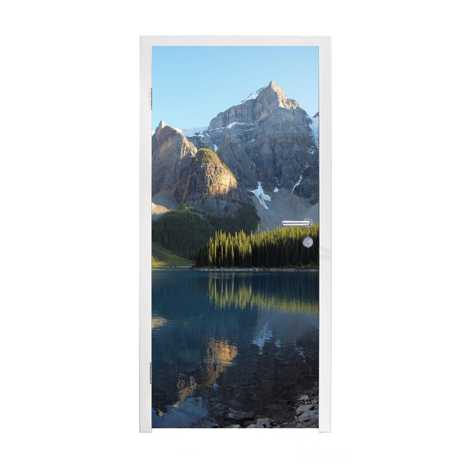 MuchoWow Türtapete Schneebedeckte Berge und Wälder spiegeln sich im Moraine Lake in, Matt, bedruckt, (1 St), Fototapete für Tür, Türaufkleber, 75x205 cm