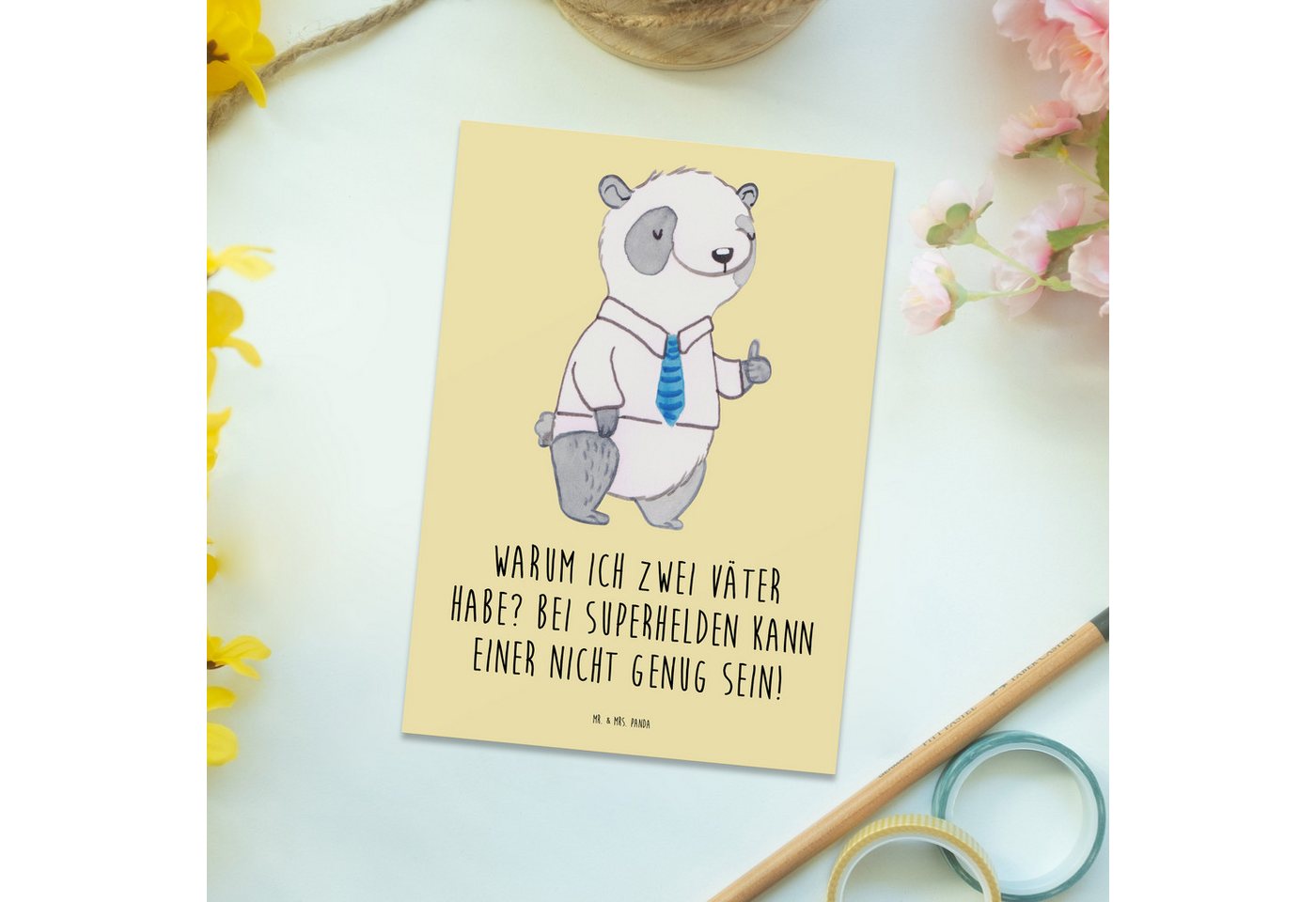 Thumbnail - Mr. & Mrs. Panda Postkarte Superhelden Stiefvater - Gelb Pastell - Geschenk, herzerwärmende Sprü