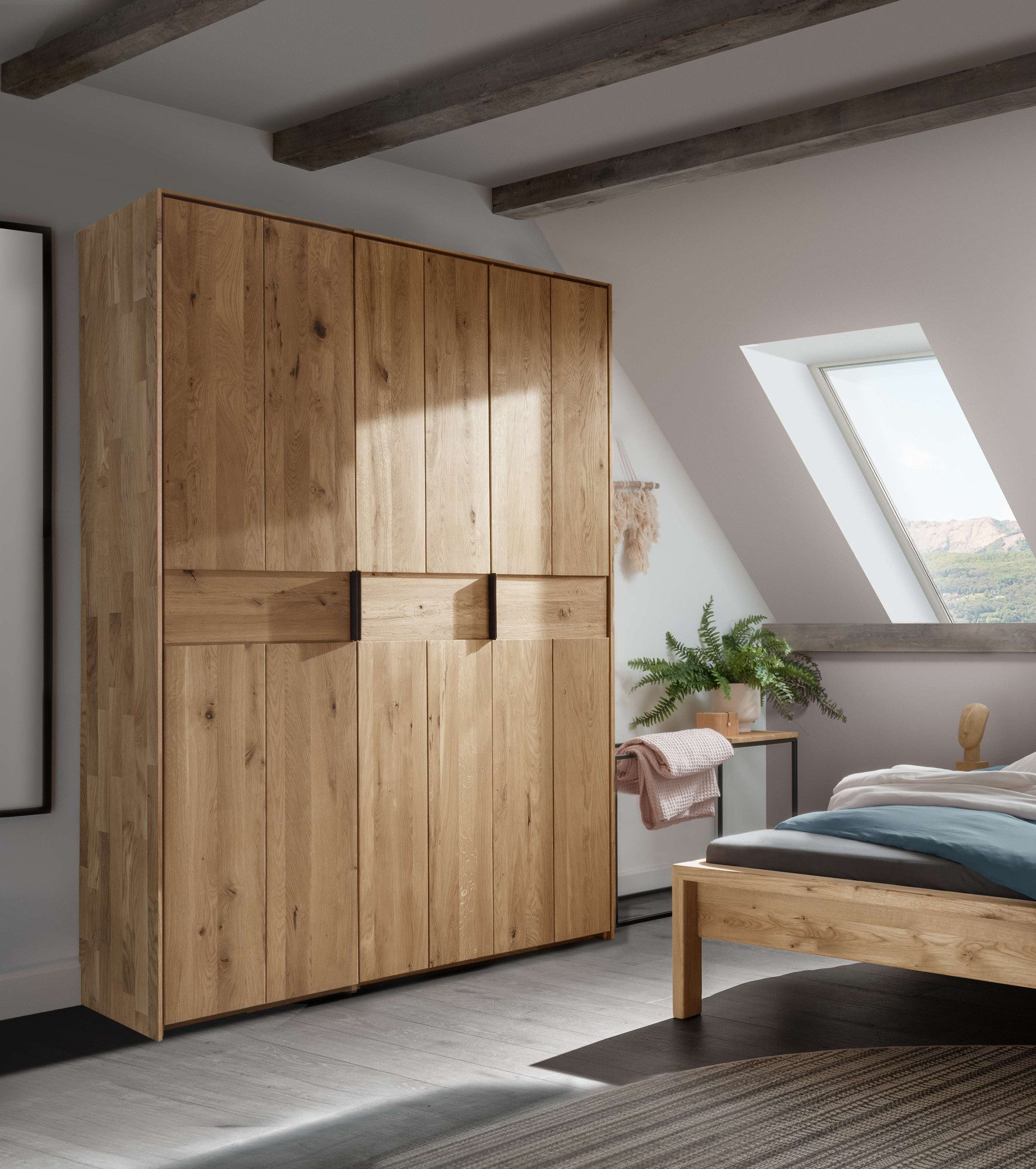 Home affaire Kleiderschrank Huven, Kleiderschrank mit viel Stauraum, aus Massivem Eichenholz Scandi, 218cm Hoch, 1 Kleiderstange & 1 Fach, Bügelgriff & Soft-Close