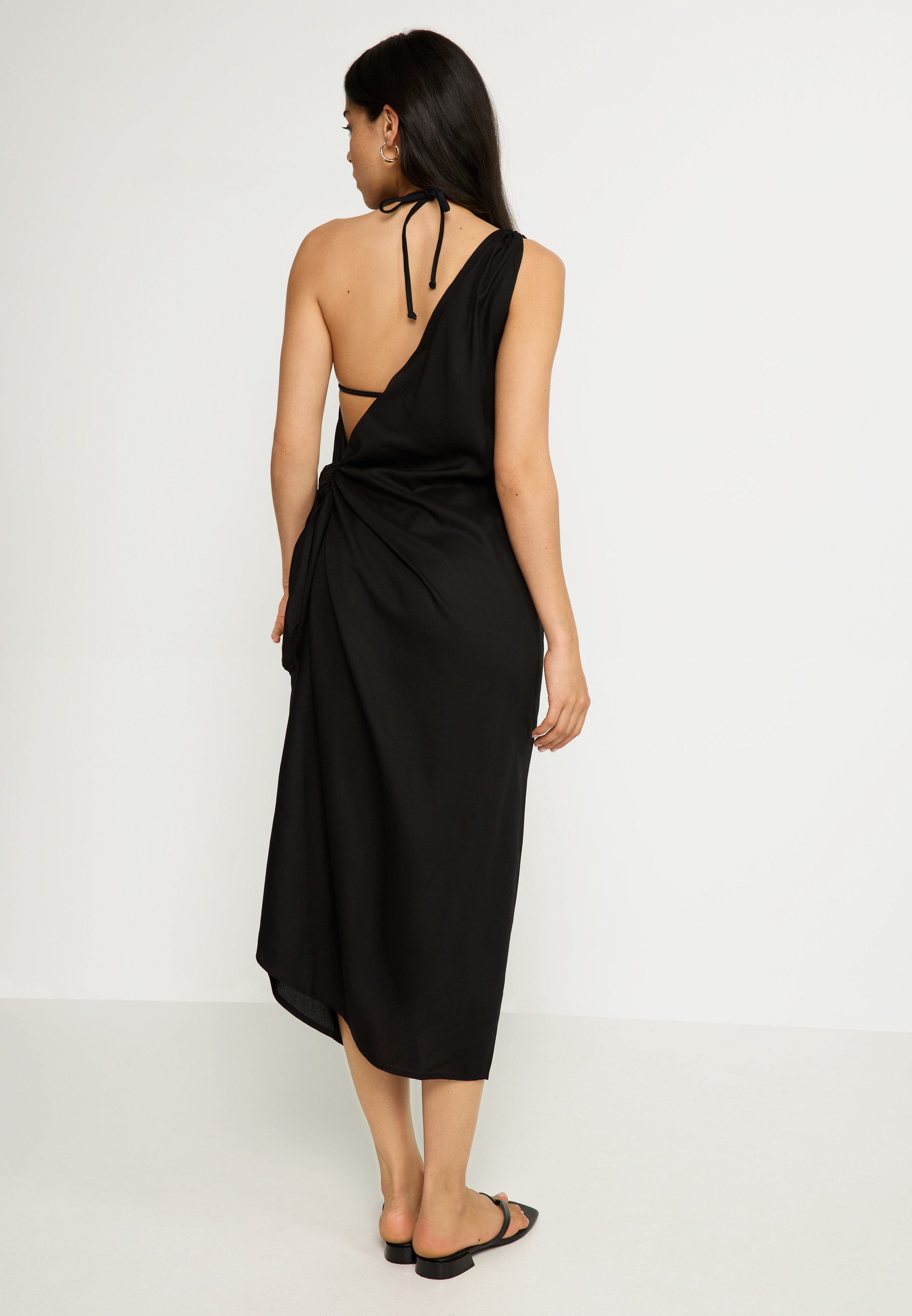 LSCN by LASCANA One-Shoulder-Kleid mit goldfarbenen Zieraccessoire am Träger, Strandkleid