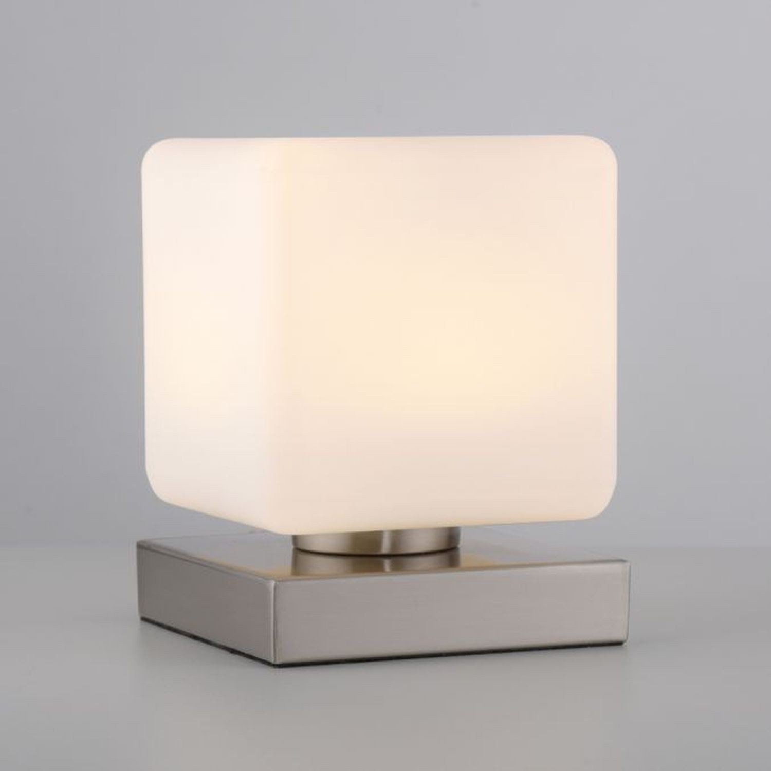 Licht-Erlebnisse Nachttischlampe CHILLHALL, LED fest integriert, Warmweiß, Metall Glas LED Dimmer Touch Funktion 16 cm hoch Stahl Weiß 580 lm