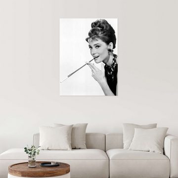 Posterlounge Wandfolie Bridgeman Images, Audrey Hepburn mit Zigarettenspitze, Wohnzimmer Fotografie