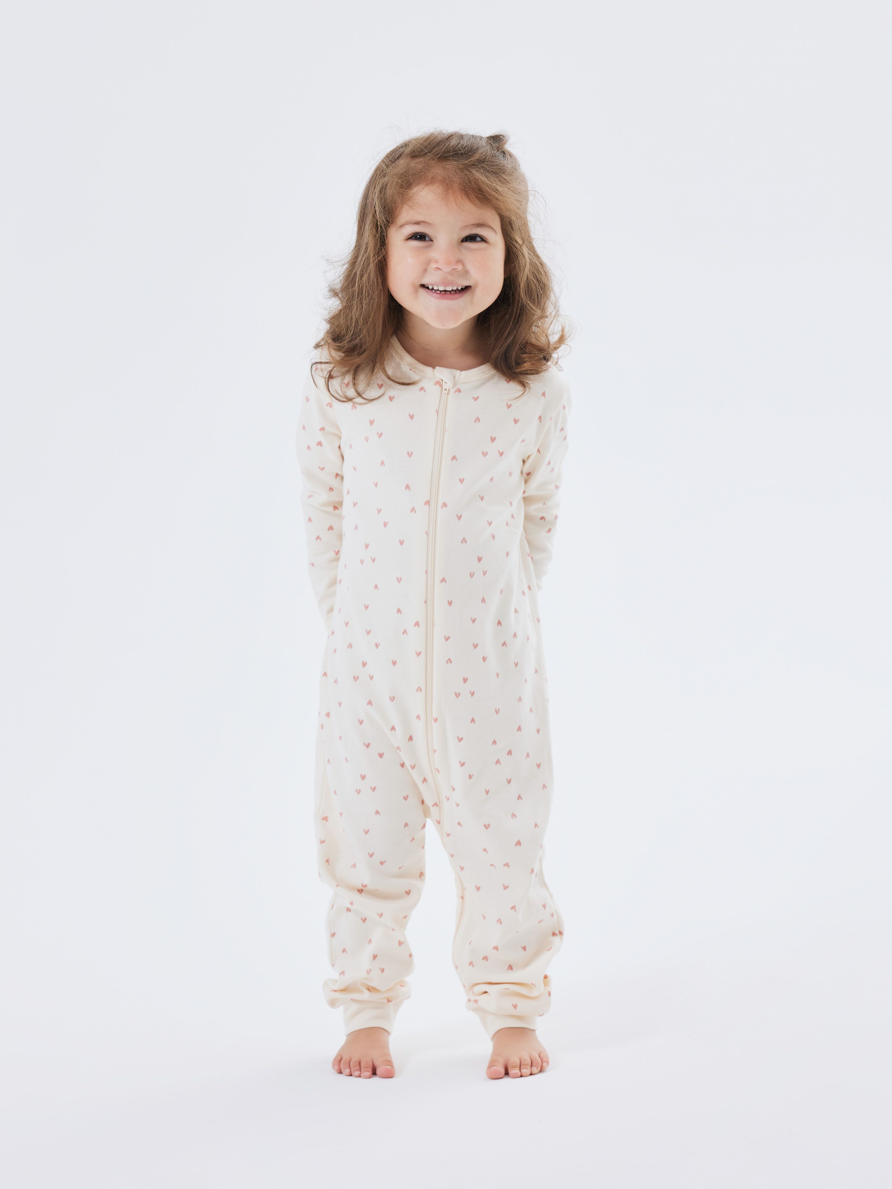 Name It Schlafanzug NBFNIGHTSUIT ZIP BUTTERCREAM HEARTS NOOS aus Baumwolle in Jersey-Qualität, Relaxed Fit, mit Reißverschluss