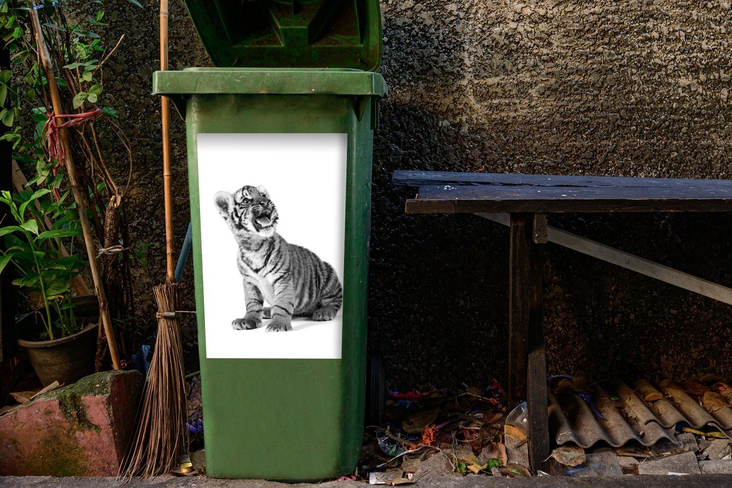 Sticker, St), Wandsticker Maul Tigerjunges (1 weißem schwarz Abfalbehälter mit Container, und Mülltonne, Mülleimer-aufkleber, MuchoWow - offenem Hintergrund auf weiß