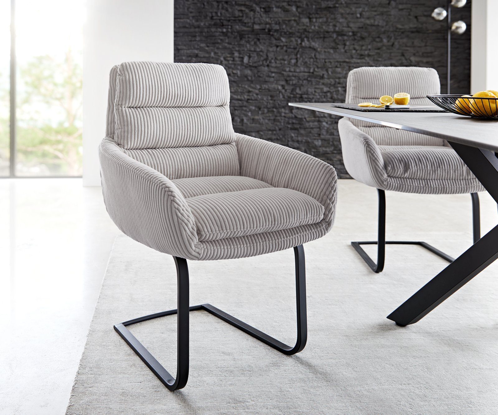 DELIFE Polsterstuhl Abelia-Flex, Armlehnen Freischwinger flach Schwarz Cord Silbergrau