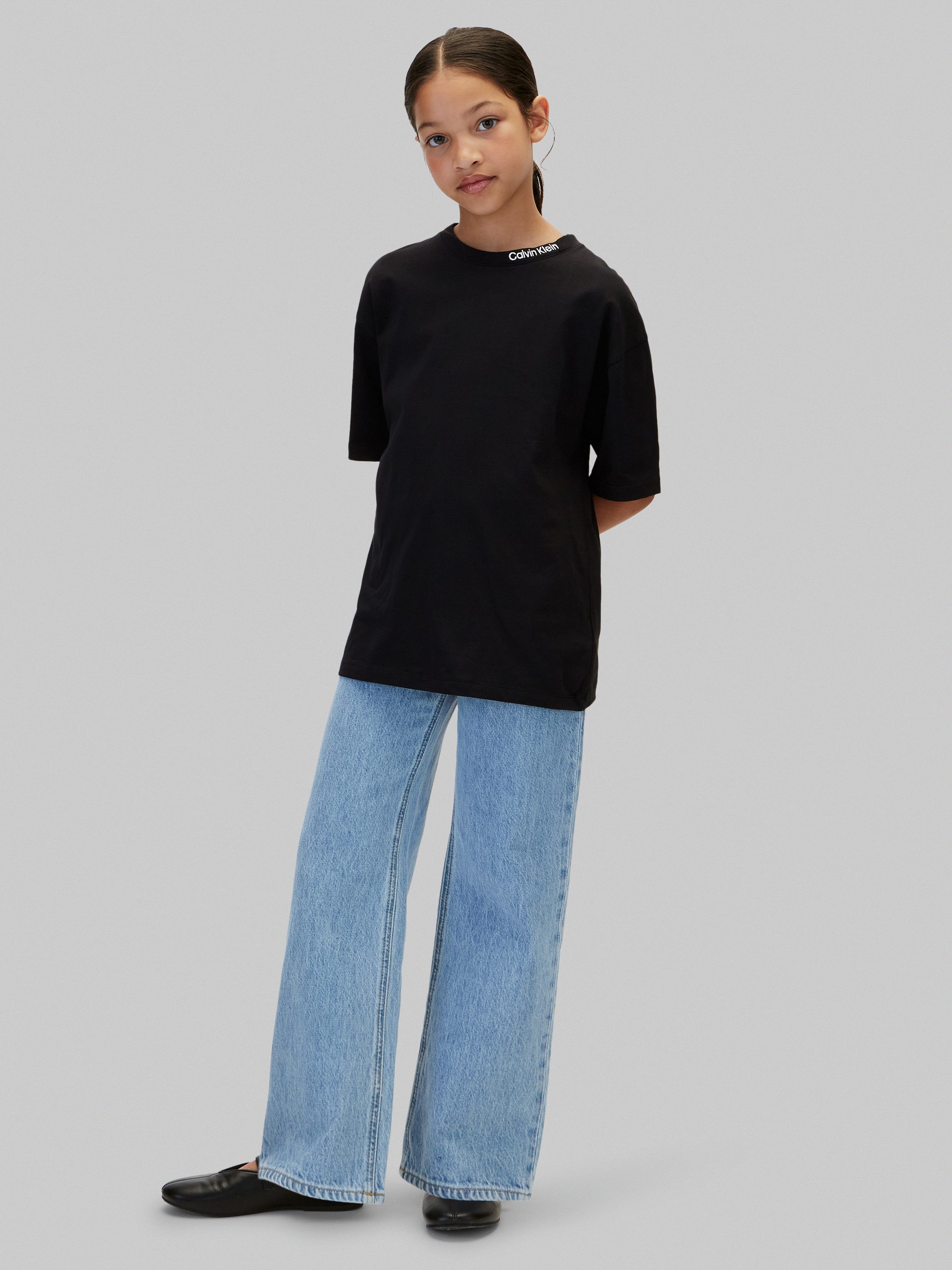 Calvin Klein Jeans T-Shirt Reine Baumwolle, Regular Fit, Logoschriftzug am Ausschnitt – Bild 4 von 5