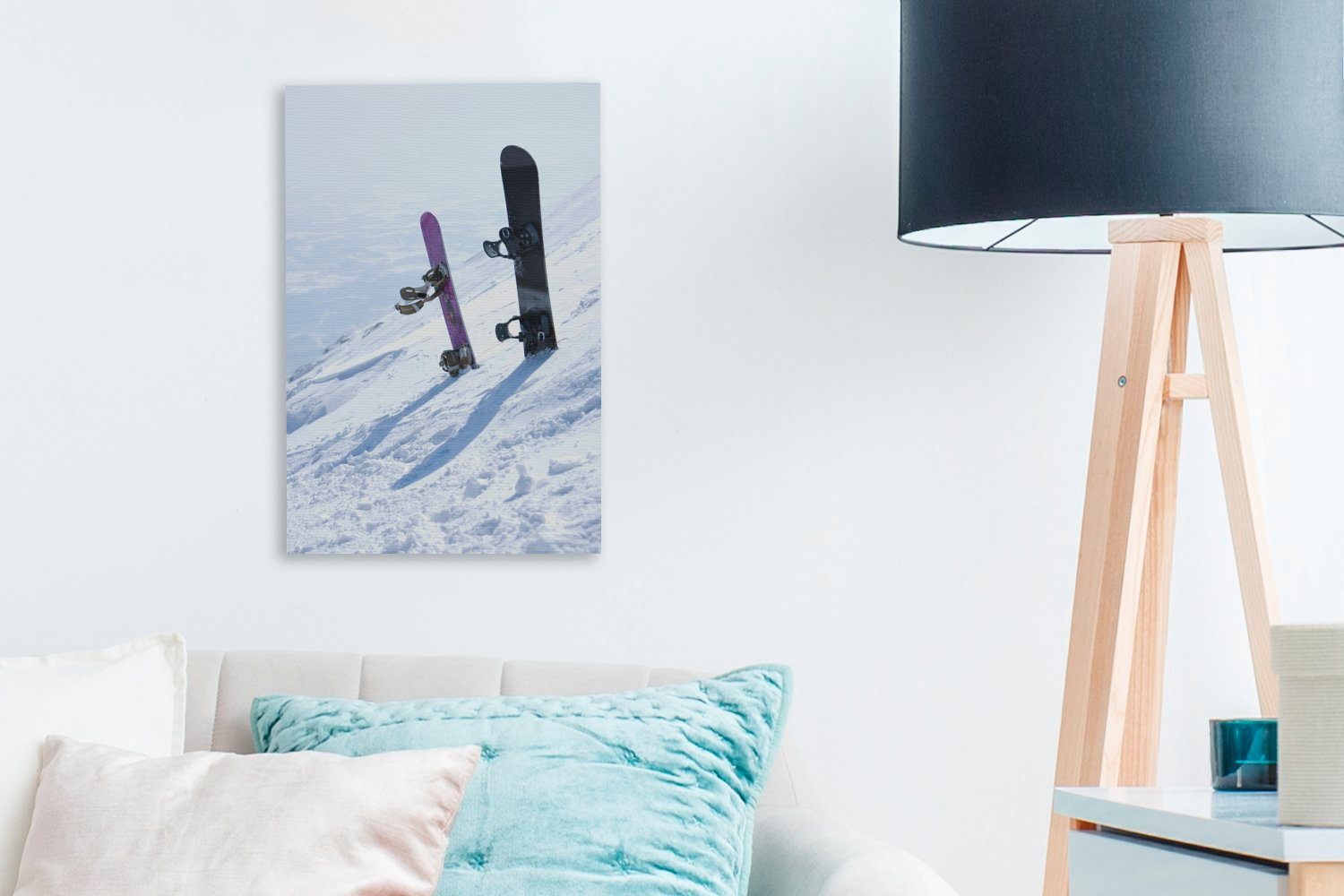 in stehen fertig cm inkl. einer dicken Snowboards OneMillionCanvasses® 20x30 Zwei Leinwandbild Gemälde, (1 bespannt aufrecht St), Schneedecke, Zackenaufhänger, Leinwandbild