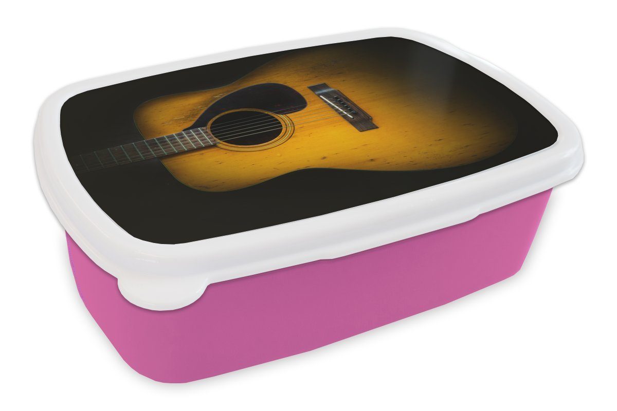 MuchoWow Lunchbox Alte akustische Gitarre auf dunklem Hintergrund, Kunststoff, (2-tlg), Brotbox für Erwachsene, Brotdose Kinder, Snackbox, Mädchen, Kunststoff rosa