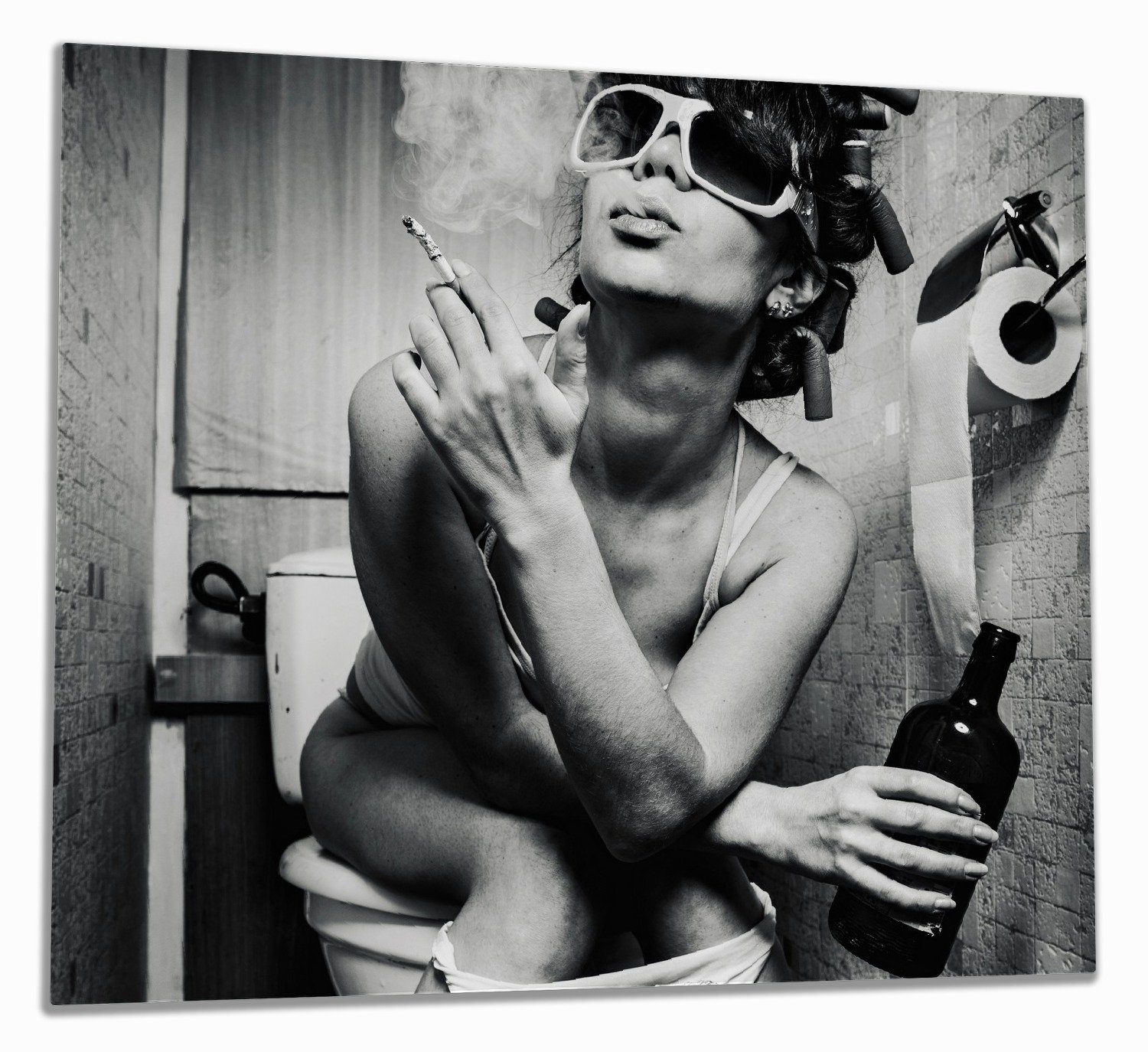 Wallario Herd-Abdeckplatte Kloparty - Sexy Frau auf Toilette mit Zigarette und Schnaps, ESG-Sicherheitsglas, (Glasplatte, 1 tlg., inkl. 5mm Noppen), verschiedene Größen