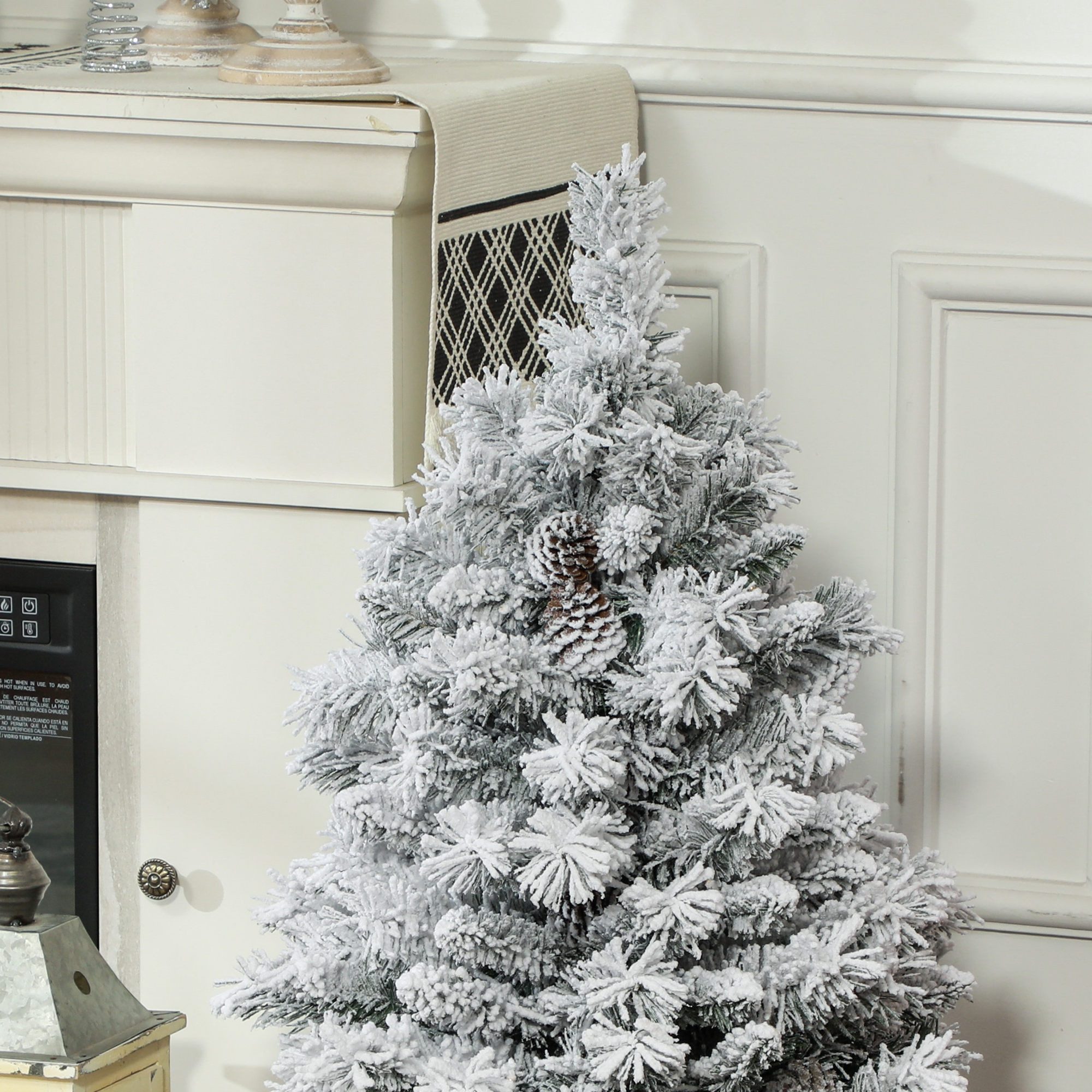 MC Star Künstlicher Weihnachtsbaum 92 cm, LED-Lichter, Schneezweige, Tannenzapfen, flammenhemmend, Betonfuß