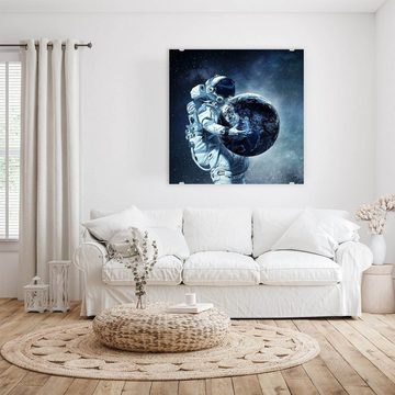 Primedeco Glasbild Wandbild Quadratisch Astronaut mit Erdplaneten mit Aufhängung, Weltall