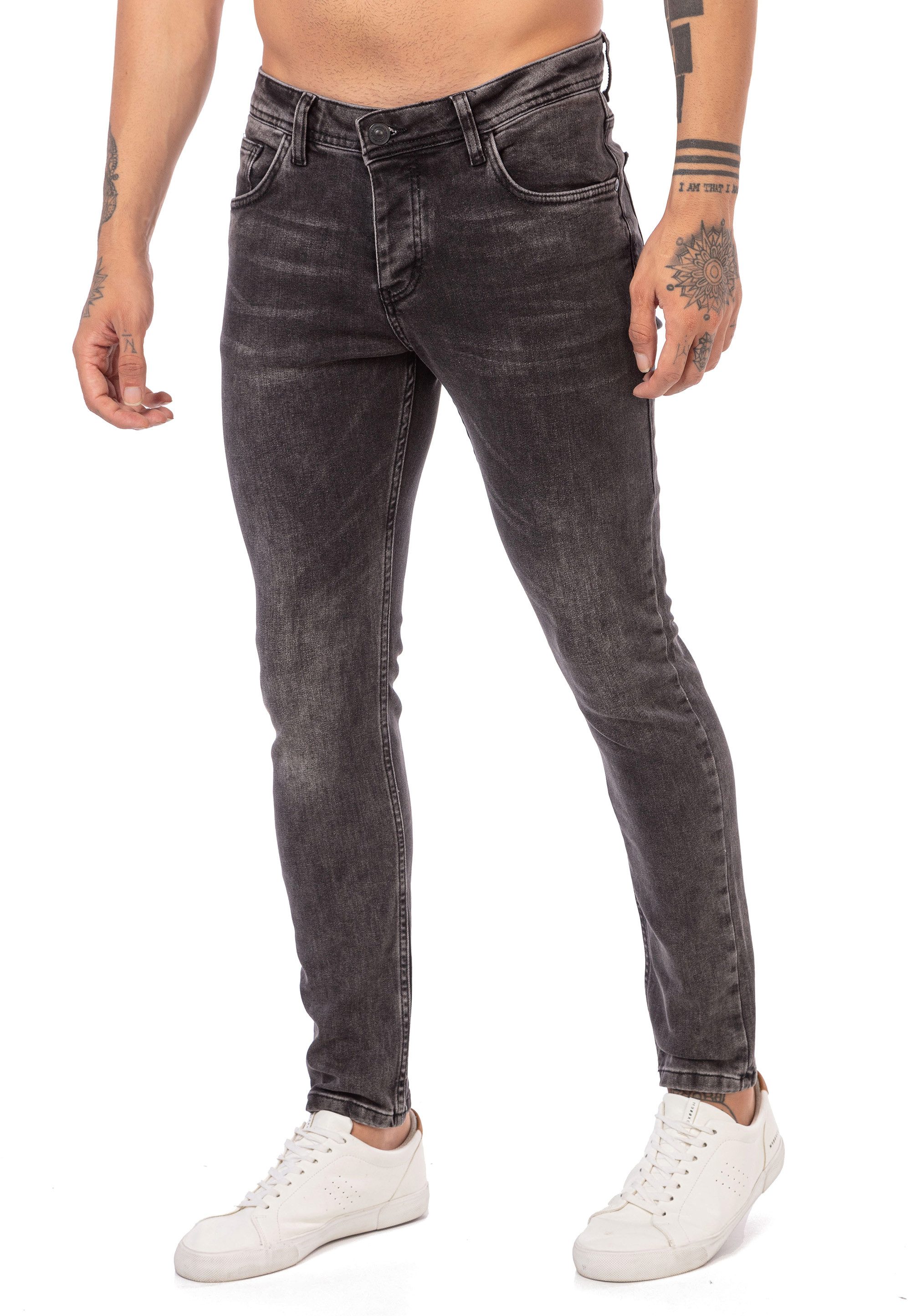 Slim-fit-Jeans in angesagter mit Used-Waschung mit schmaler Passform