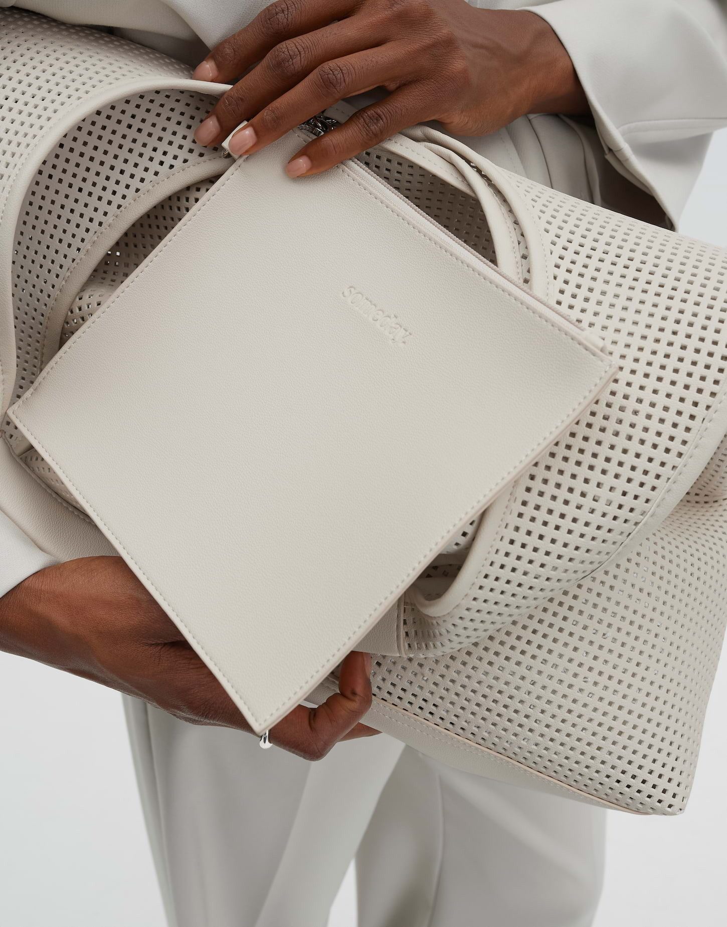 someday Shopper Bliano bag aus Lasercut-Lederimitat, Mit integrierter Clutch und Magnetverschluss