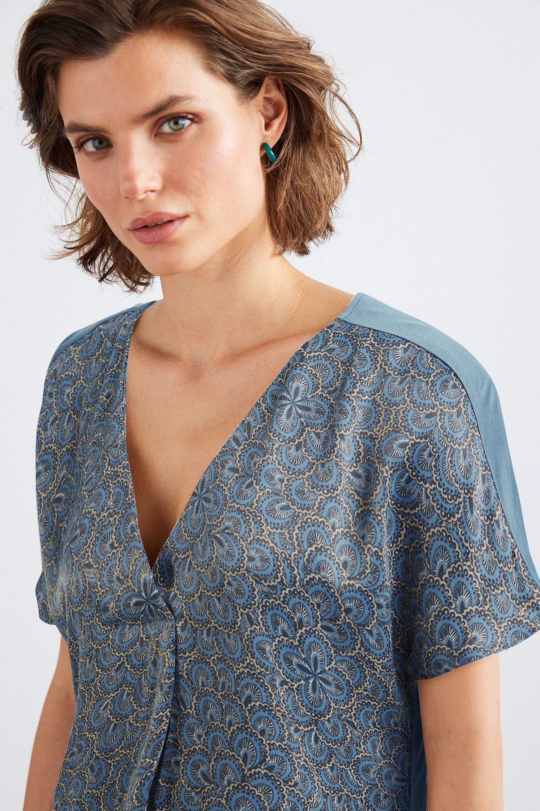 Next Longshirt Kurzärmeliges T-Shirt (1-tlg) aus Blue Floral V-Ausschnitt Satin mit