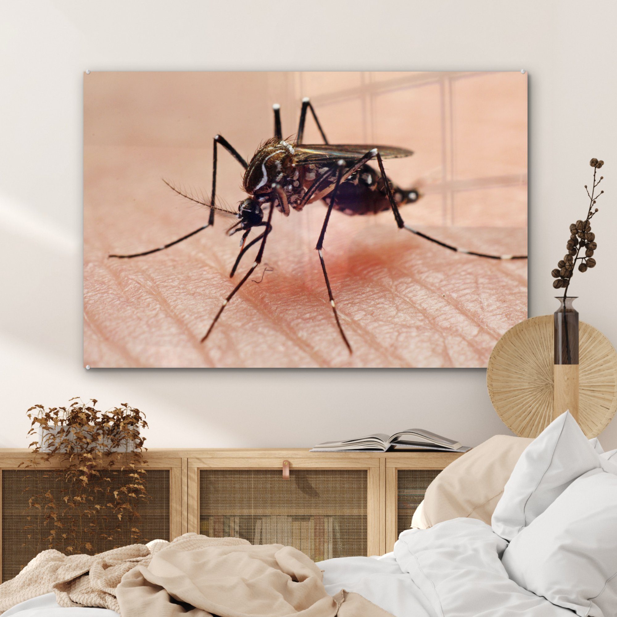 Schlafzimmer sticht Acrylglasbilder Acrylglasbild (1 St), Hand, Eine MuchoWow eine Wohnzimmer Stechmücke &