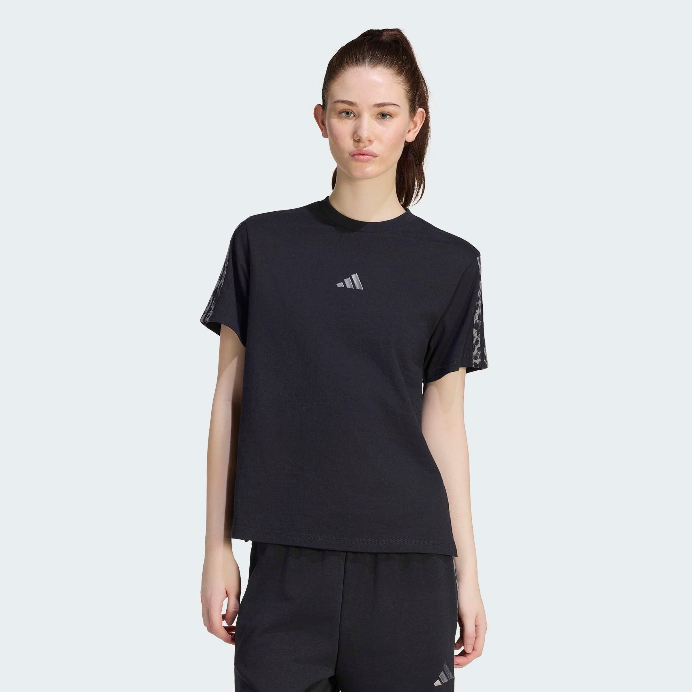 adidas Sportswear T-Shirt SEASONAL ESSENTIALS 3-STREIFEN, ANIMALPRINT mit Rundhalsausschnitt, ohne Verschluss, aus Baumwolle