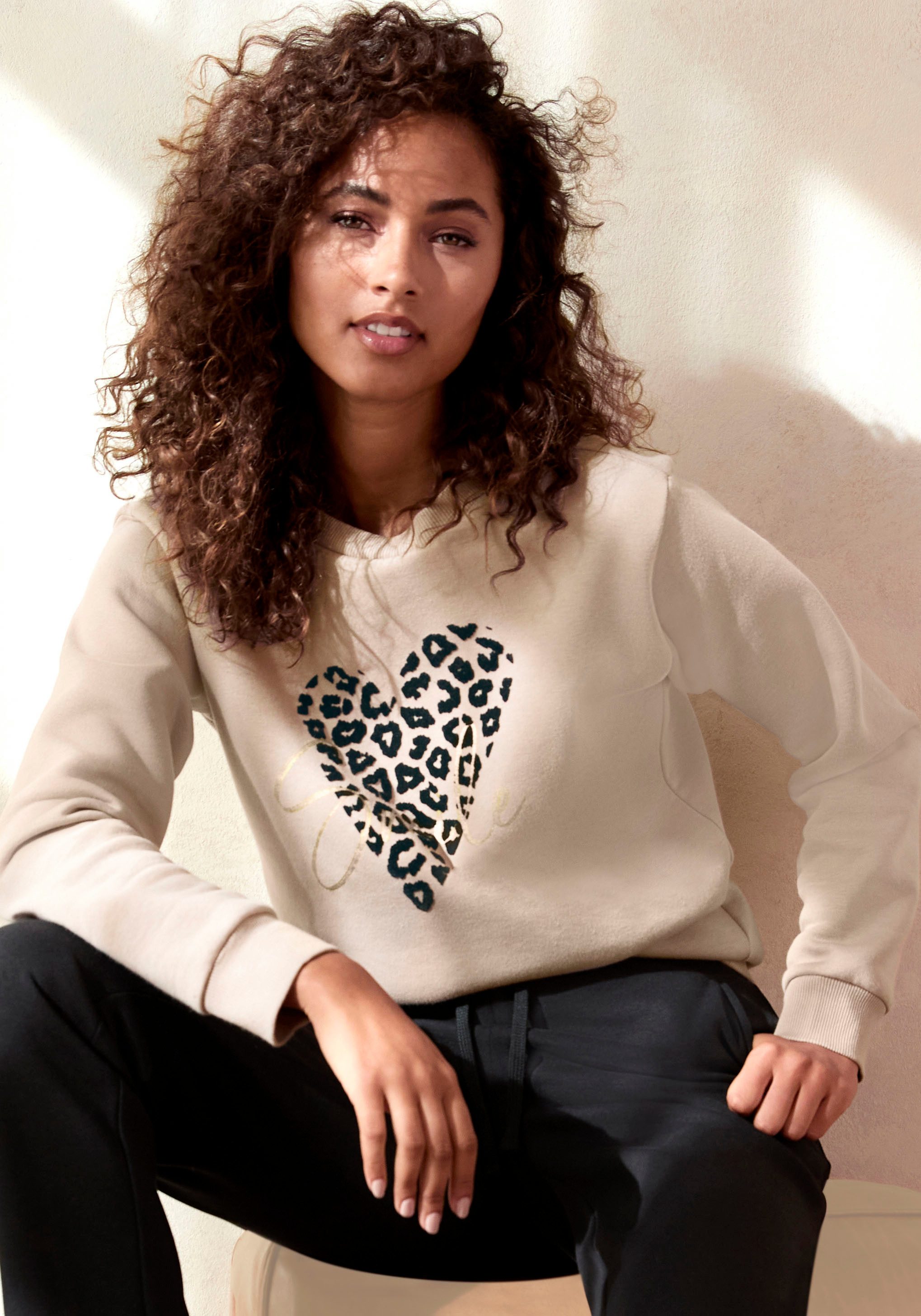 LASCANA Sweatshirt Loungehirt mit Herz-Leo-Druck, Loungewear günstig online kaufen