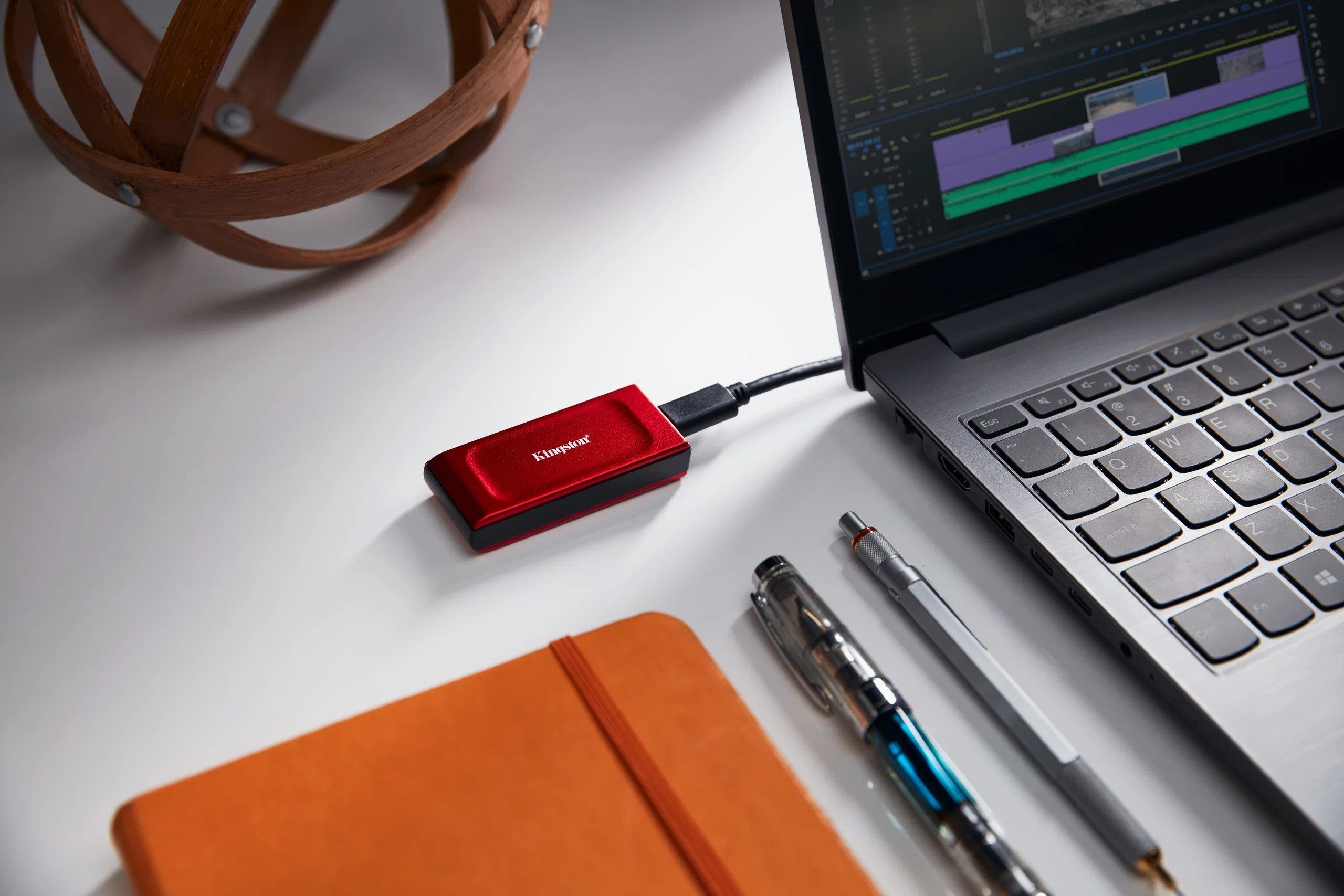 Kingston XS1000R 1TB USB SSD Portable Mobile tragbar 1000GB externe SSD (1 TB) 1050 MB/S Lesegeschwindigkeit, 1000 MB/S Schreibgeschwindigkeit, USB-C, USB 3.2 Gen 2, Kompakt, Leicht, Adapter inklusive