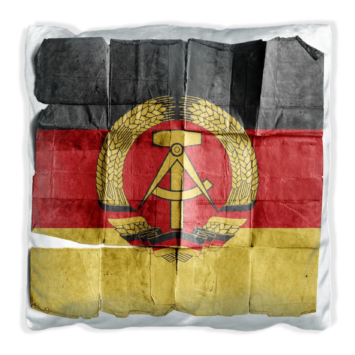 Wallario Dekokissen DDR Flagge auf altem Papier - schwarz rot gold, handgenäht