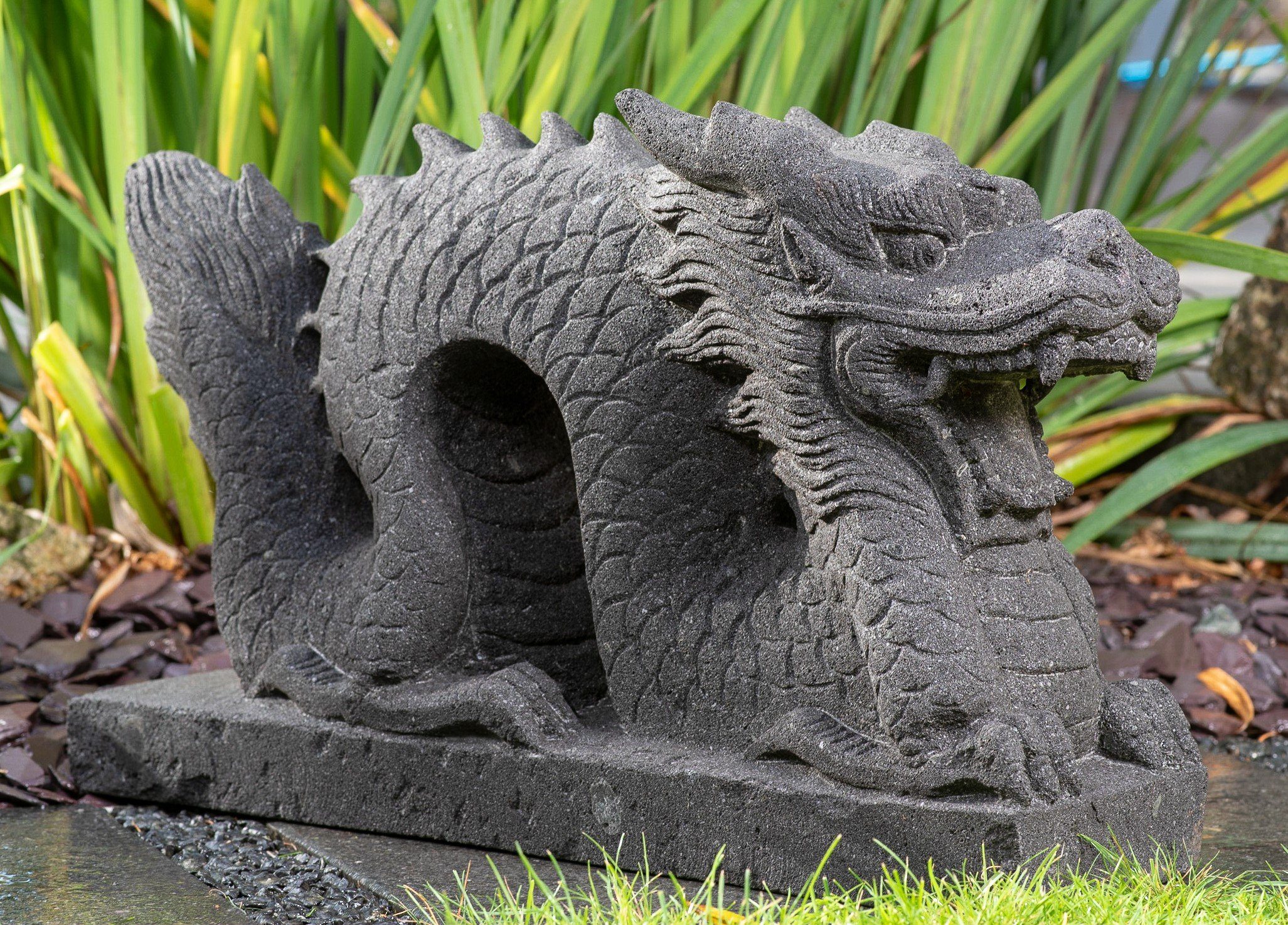 IDYL Gartenfigur IDYL Lava-Stein Tierfigur "China Drache", Lavastein – ein Naturprodukt mit leichten Einschüssen – witterungsbeständig gegen Frost, Regen und UV-Strahlung.