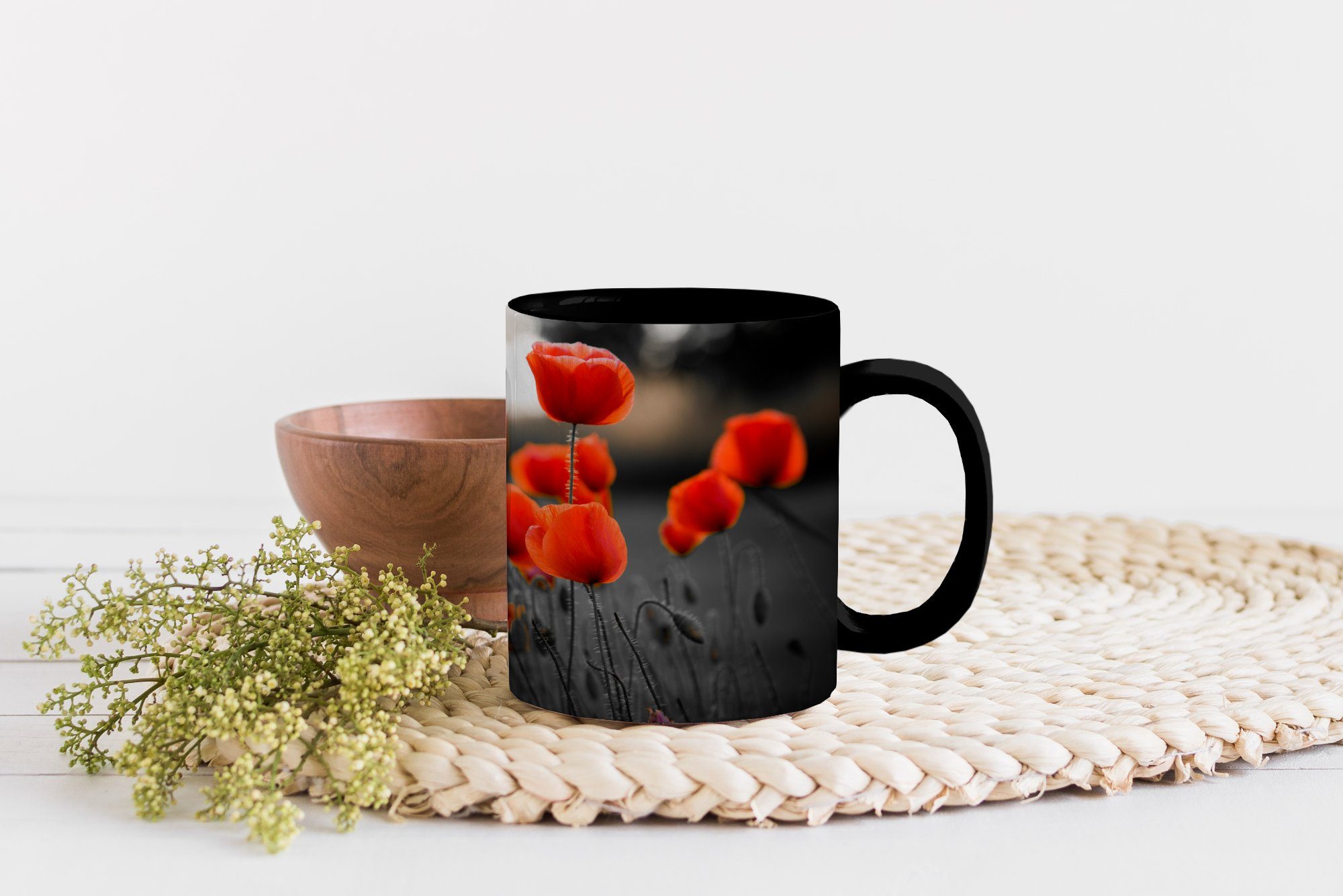 MuchoWow Tasse Rote Mohnblumen Zaubertasse, Teetasse, schwarzem Geschenk und Hintergrund, Kaffeetassen, Farbwechsel, vor Keramik, weißem