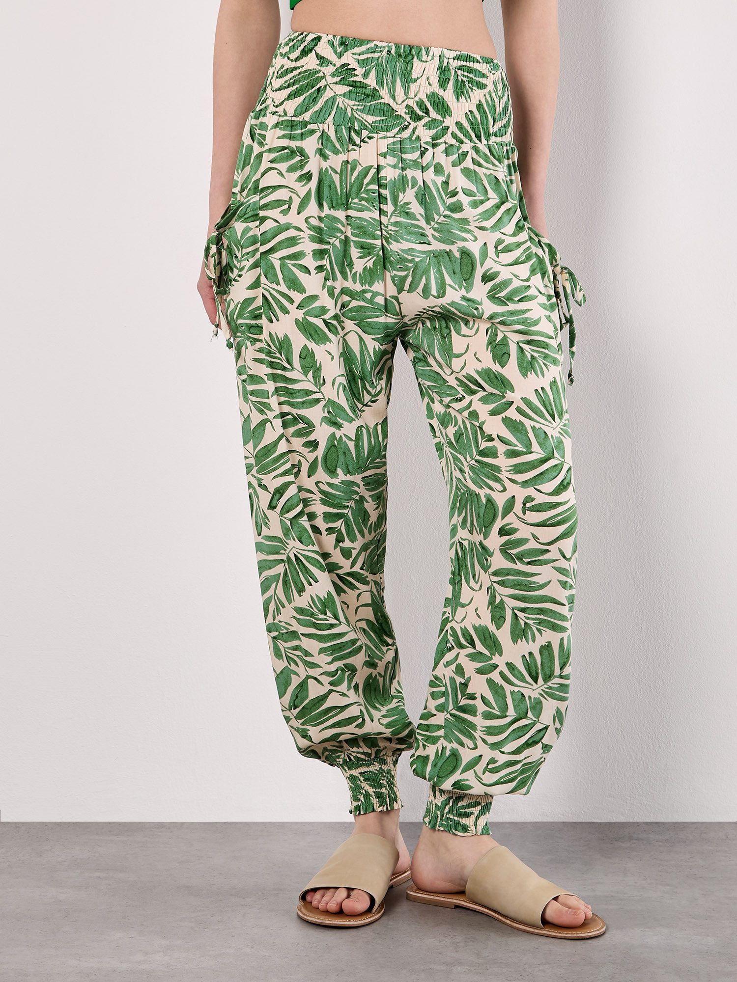 Apricot Jogger Pants Jogginghose mit tropischem Blattmuster