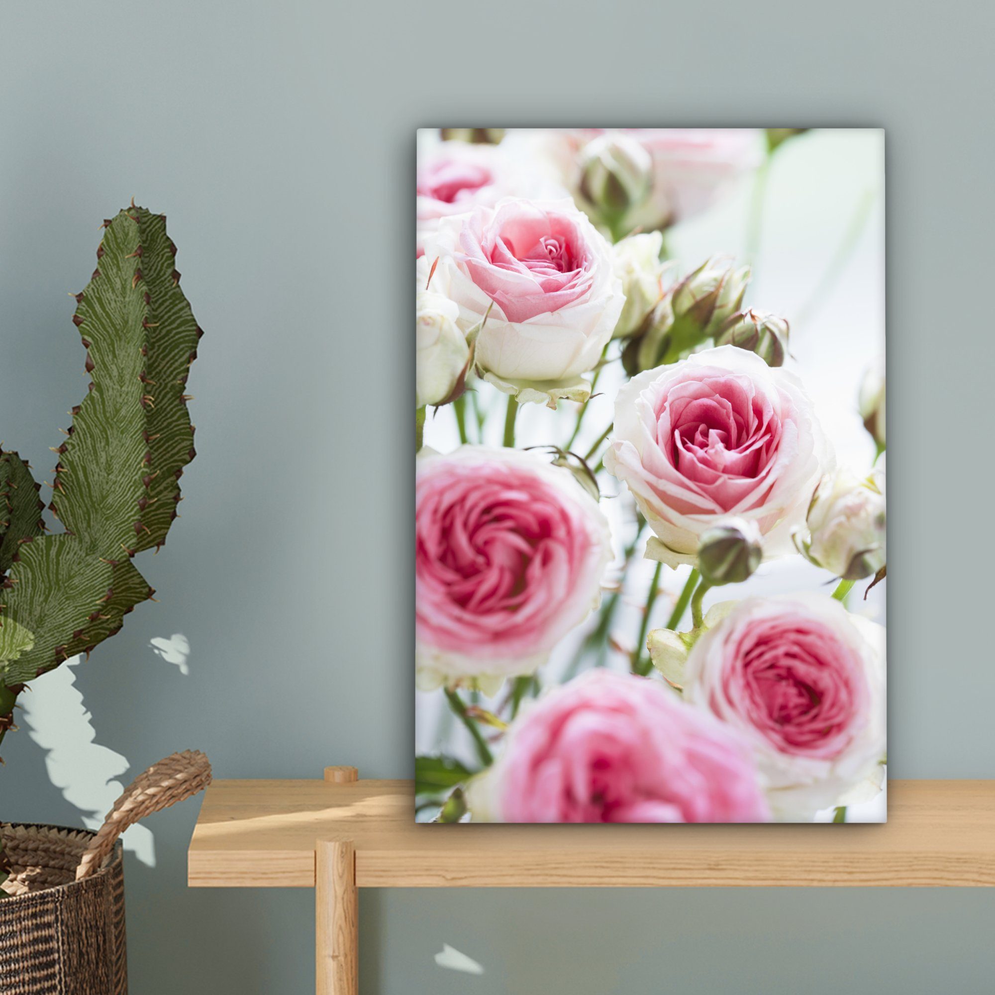 Gemälde, blühenden von fertig cm Leinwandbild rosa St), Nahaufnahme Zackenaufhänger, OneMillionCanvasses® (1 bespannt 20x30 inkl. Rosen, Leinwandbild