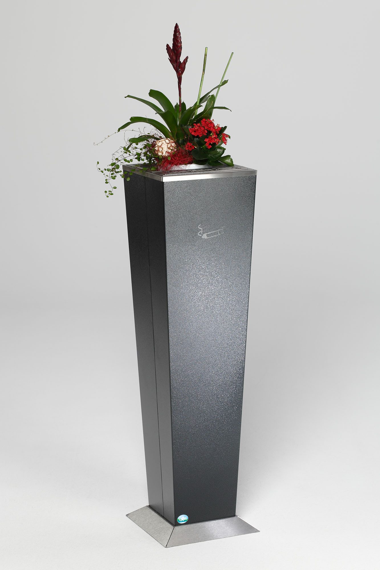 Aschenbecher Ascher in Pyramidenstumpfform Ascher/- Abstelleinsatz 110x31x31cm Grau