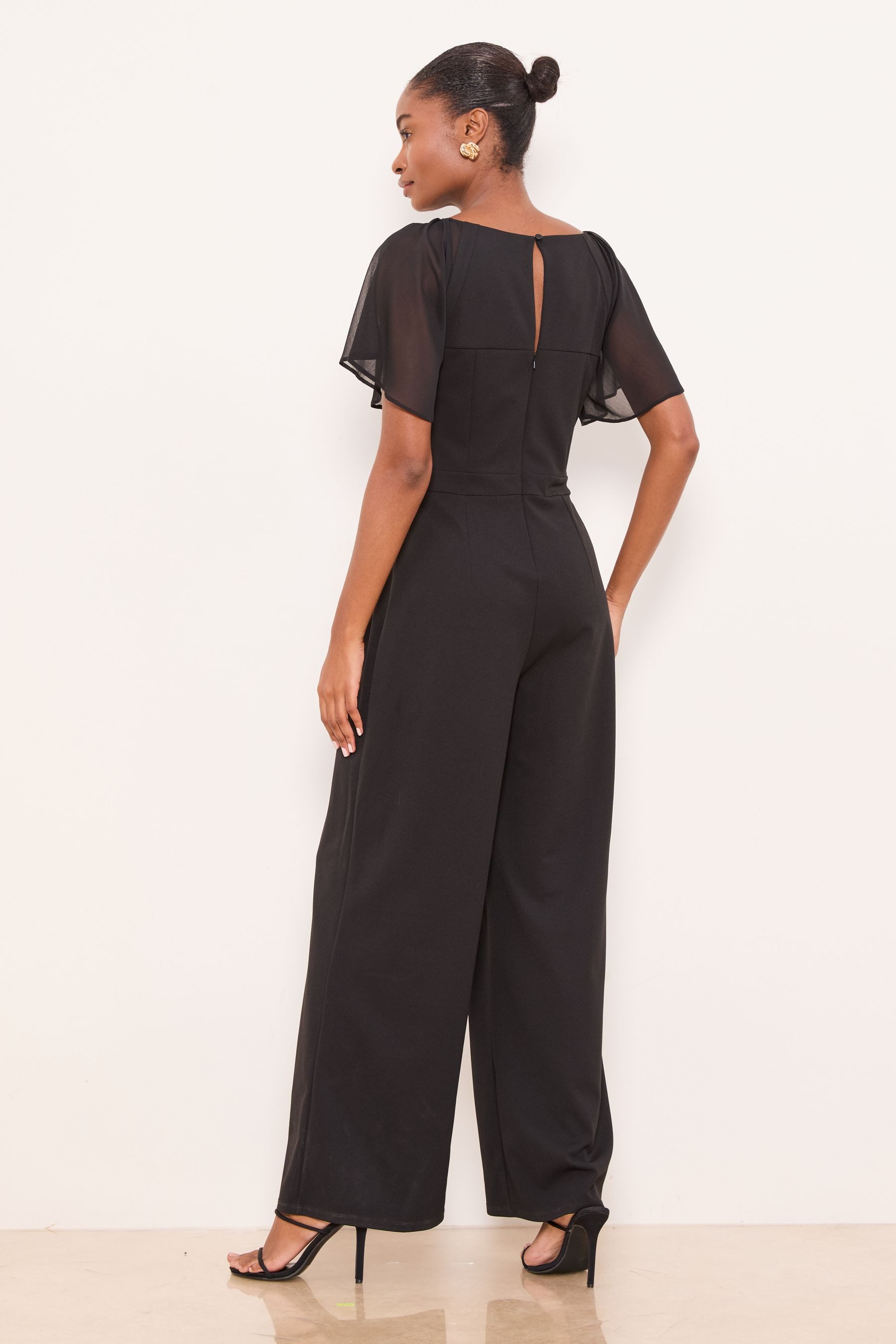 LIPSY Jumpsuit Lipsy Jumpsuit mit Chiffon-Flatterärmel, Kurzgröße (1-tlg)