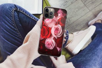 MuchoWow Handyhülle Nahaufnahme eines Straußes aus rosa und roten Rosen, Handyhülle Apple iPhone 13 Pro Max, Smartphone-Bumper, Print, Handy