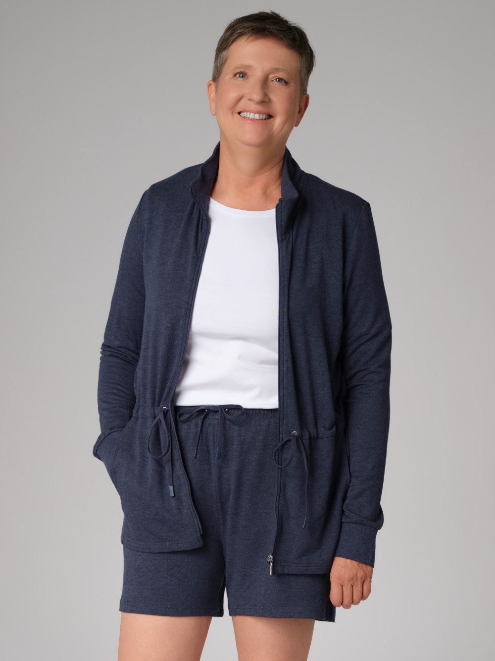 comazo Sweatjacke mit Stehkragen – taillierbar durch Tunnelzug, komfortabel & modern – Bild 3 von 4
