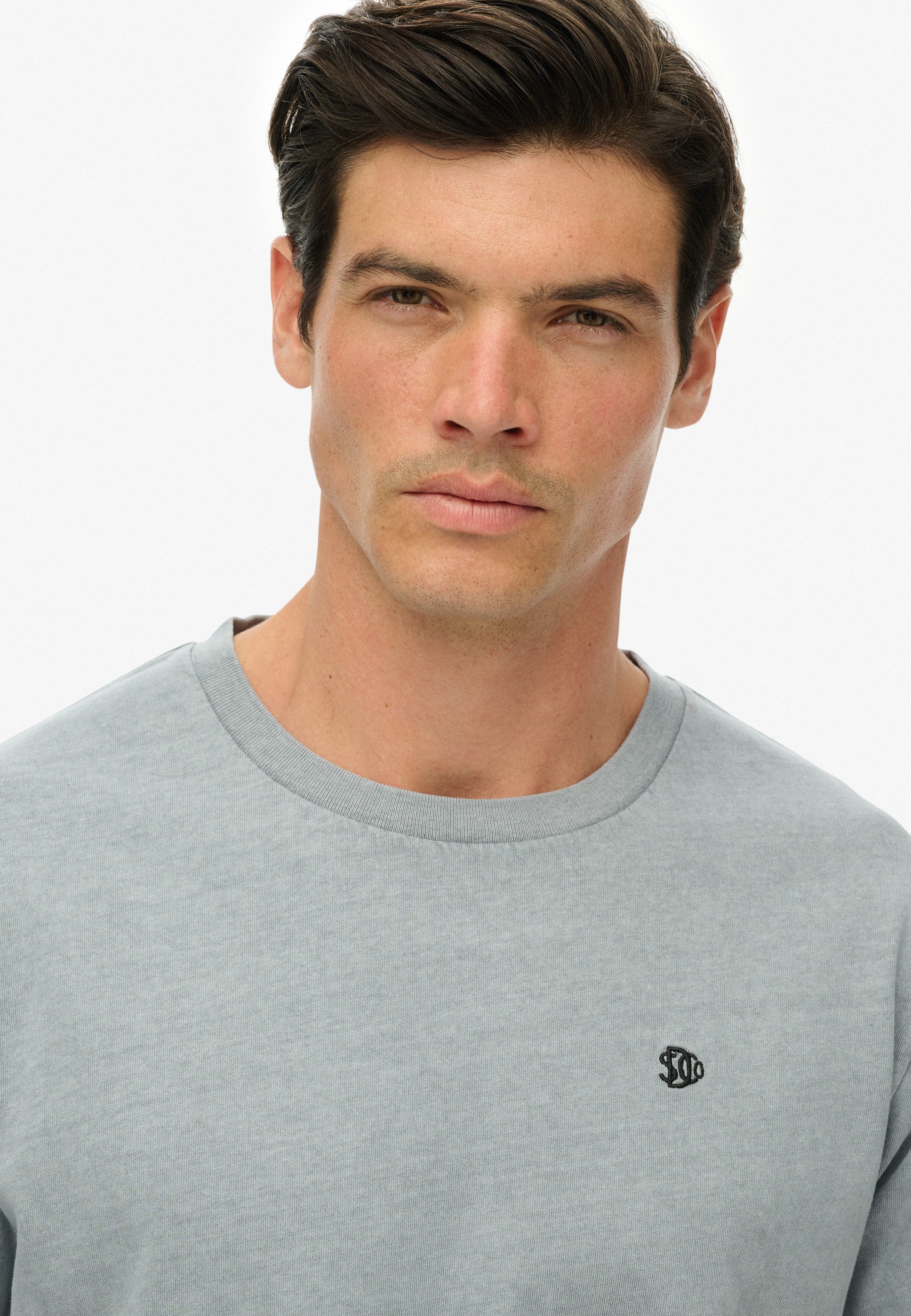 Superdry Rundhalsshirt ESSENTIALS RELAXED TEE Relaxed Fit, aus Baumwolle und Single Jersey, mit Logostickerei