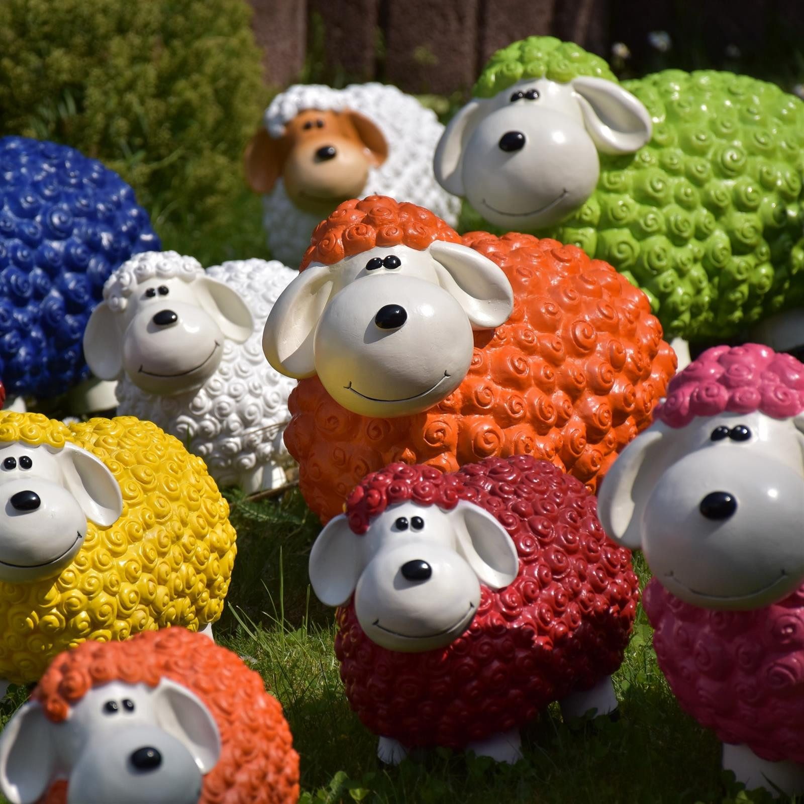 Geschenkestadl Gartenfigur Bunte Schafe viele Farben 30cm x 17cm x 23cm wetterfeste Gartenfigur